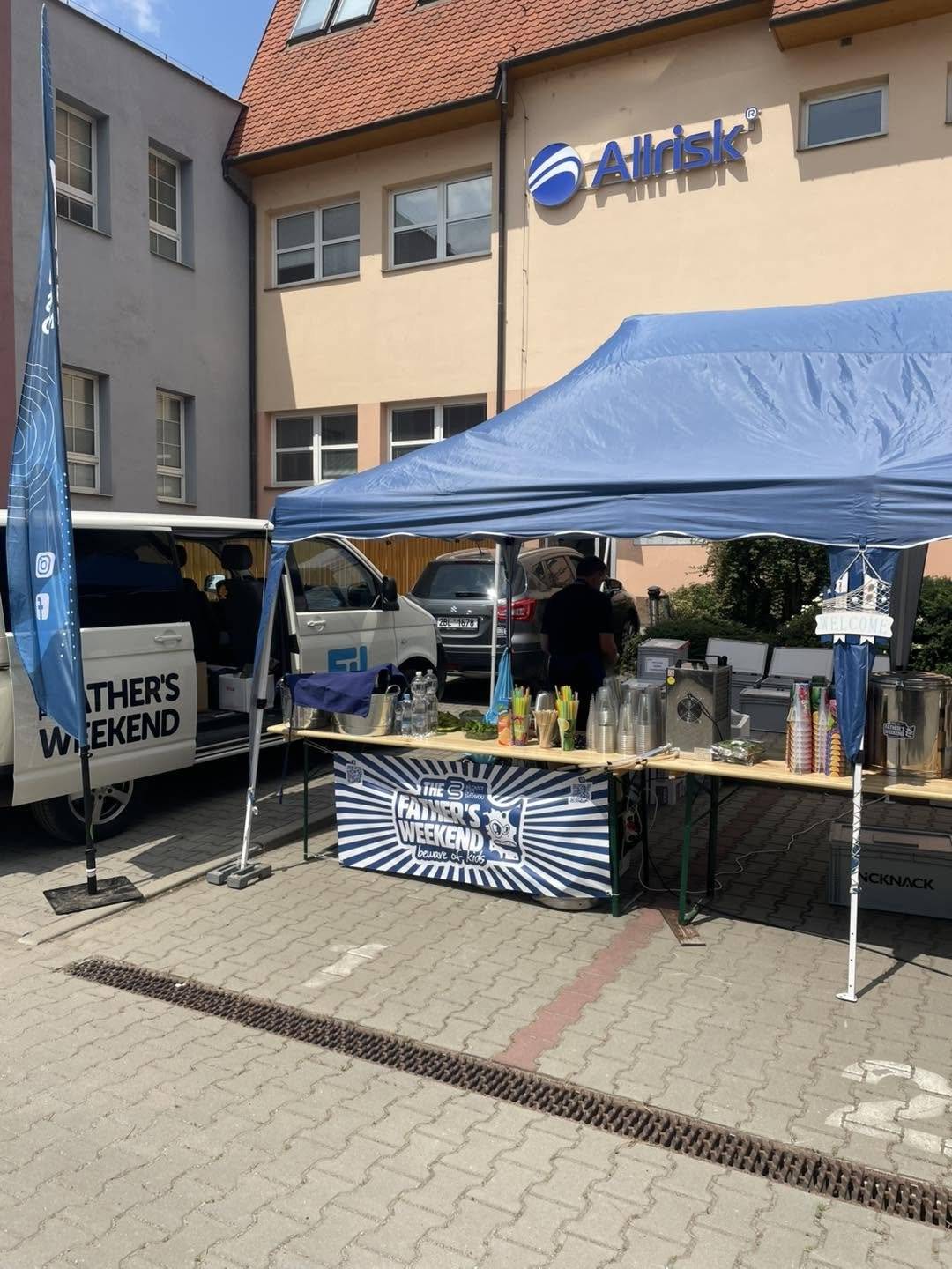 Už zítra nás čekají Březinské obecní slavnosti🎉. Můžete se těšit na bohaté občerstvení, které pro vás zajistí The Father's Weekend z Bílovic. Na své si přijdou milovníci slaného i sladkého. V nabídce budou hranolky s trhaným masem, wafle, palačinky, hranolky i párek v rohlíku 🍟🌭🧇. K dispozici budou také dva druhy piva, točená bezinka, prosecco, míchané nápoje i něco ostřejšího 🍺🥂🍹. V zasedací místnosti obecního úřadu bude po celý den přístupná výstava prací, které v rámci projektového dne „Co mi chybí v Březině“ vytvořily děti z naší základní školy 🖼️🎨. Součástí akce bude také stánek onkologické preventivní akce zaměřené na prevenci a včasné odhalení rakoviny prsu a varlat 🧑⚕️🎗️. Akce se koná v rámci projektu Zdravý kraj, financovaného Jihomoravským krajem. 📍 Přijďte si užít odpoledne plné zábavy, dobrého jídla, setkání se sousedy a bohatého programu pro všechny generace. 🎉 Zítra od 14:00 se na vás budeme těšit na zelené ploše u sokolovny 😊.