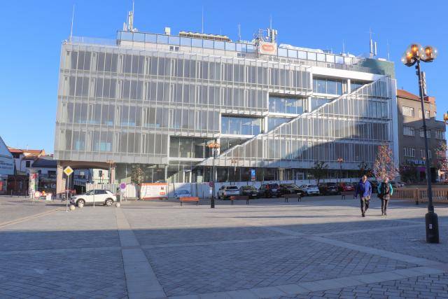 Od pondělí 15. června začíná fungovat nový magistrát města na adrese T. G. Masaryka 16. Občané zde vyřídí široké spektrum agend, které jsou přehledně rozděleny podle jednotlivých podlaží – od osobních dokladů, registru živností či CzechPOINTu v prvním patře, přes pokladny, poplatky a registr řidičů ve druhém, až po přestupkové agendy a silniční správní úřad ve třetím podlaží. Ve čtvrtém patře sídlí kancelář tajemníka, ekonomické odbory a dopravní agenda, páté podlaží je vyhrazeno vedení města a úředníkům z kanceláře primátora.Šesté podlaží, kde se nachází kavárna, zůstává prozatím uzavřené. Město připravuje výběrové řízení na jejího provozovatele. Aktuálně vzniká znalecký posudek, který určí cenu pronájmu prostor i vybavení. Podmínky výběrového řízení by měly být zveřejněny na přelomu července a srpna. Pokud se podaří najít vhodného provozovatele, veřejnost by se mohla otevření kavárny dočkat už během září.