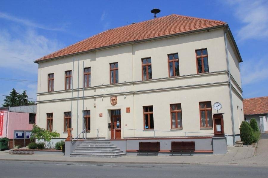 Obecní úřad Těšany oznamuje:  v době od od 11. 6. do 16. 6. 2026 bude uzavřen a nebude v provozu úsek: matriky, evidence obyvatel, Czech point a ověřování od 19. 6. do 1. 7. 2026 bude z technických důvodů omezen provoz od 2. 7. do 20. 7. 2026 bude OÚ Těšany z důvodu rekonstrukce zcela uzavřen  O otevření po rekonstrukci budete informováni.