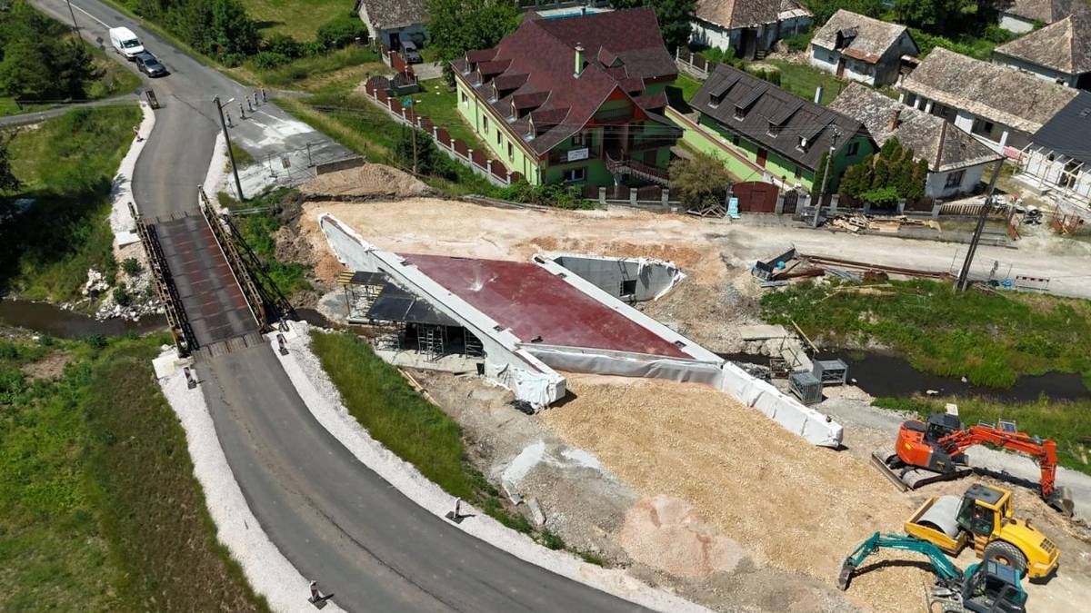 Prinášame vám aktuálne fotografie z priebehu rekonštrukcie a výstavby mosta na ceste I/75 v Ľuboreči. Práce napredujú a každý deň je viditeľný ďalší krok k bezpečnejšiemu a modernejšiemu prepojeniu tejto významnej dopravnej tepny. Rekonštrukcia zahŕňa kompletnú prestavbu mostného objektu.