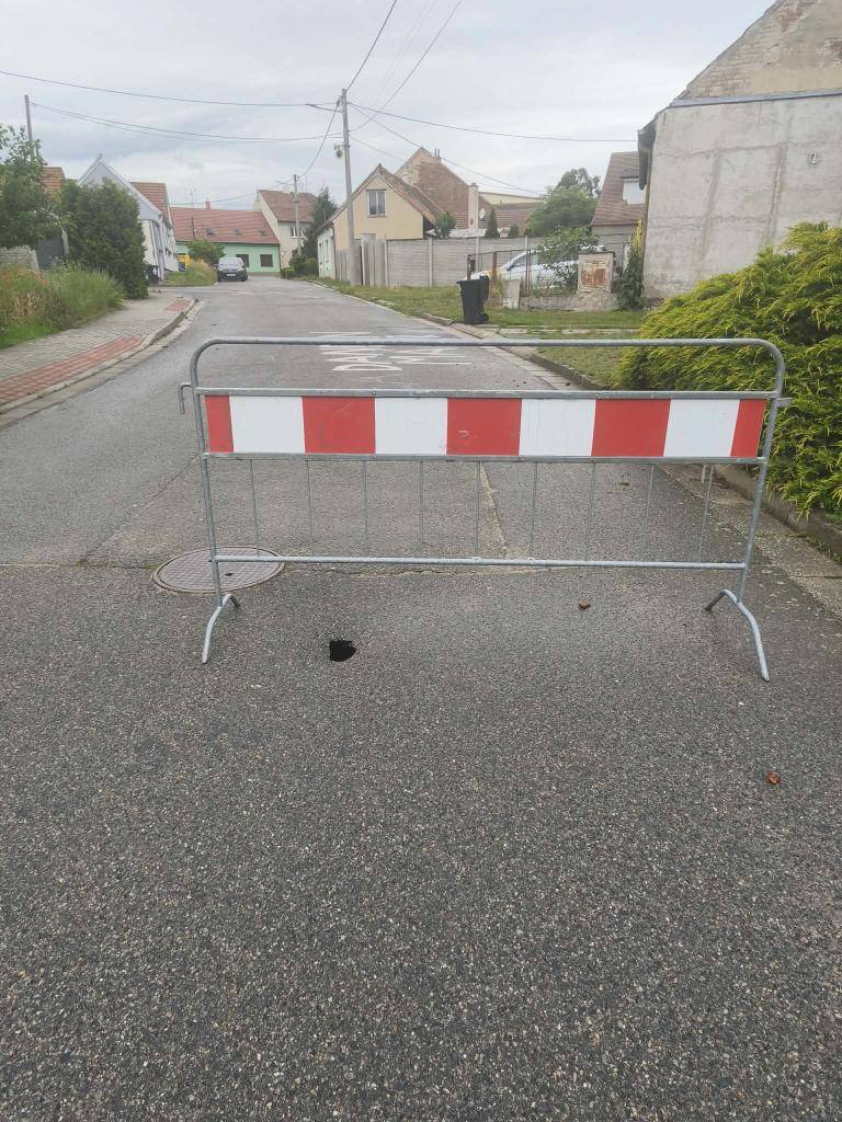 Vážení občané, na ulici Nová se propadá silnice u kanalizace. Místo je označené i tak vás prosíme o ostražitost a opatrnost. Na nápravě se pracuje. Děkujeme za pochopení.