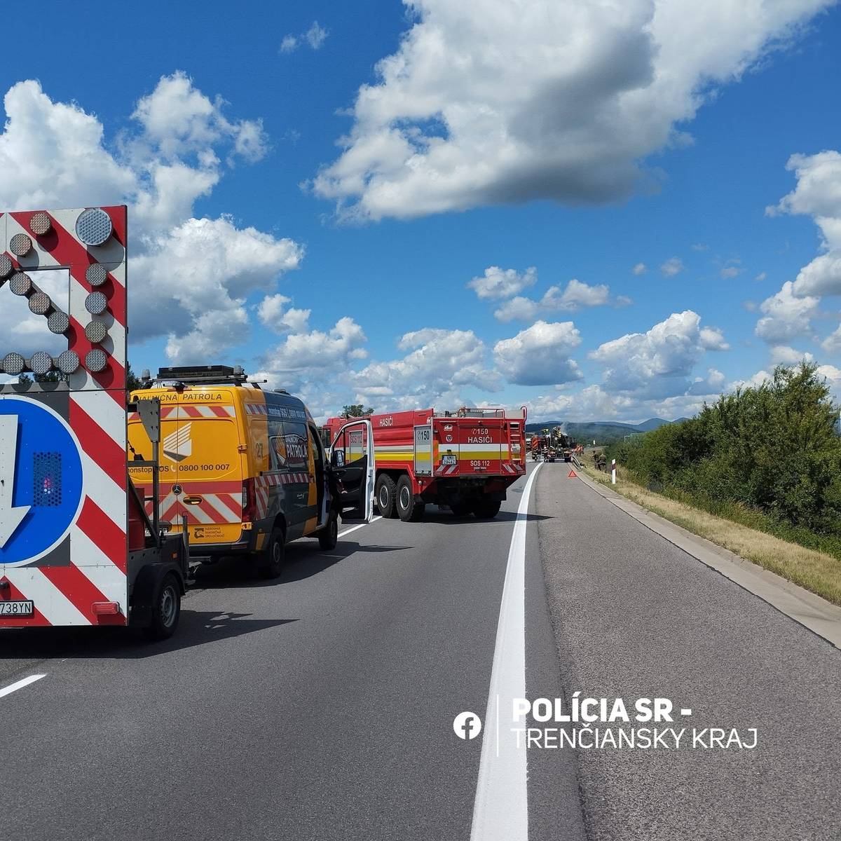 ️ AKTUÁLNE NEPREJAZDNÁ DIAĽNICA D1 - 103,5 KM SMER ŽILINA    Aktuálne je neprejazdná diaľnica D1 na 103,5 km v smere na Žilinu, z dôvodu požiaru nákladného motorového vozidla.   Na mieste zasahujú príslušníci HaZZ a hliadky polície.   Diaľnica D1 je v uvedenom úseku v smere na Žilinu uzavretá. Vodiči počítajte so zdržaním, riaďte sa pokynmi polície a zvýšte opatrnosť. Zdroj Polícia SR