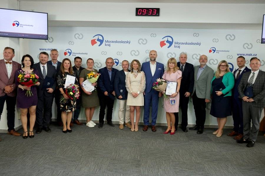 Vážení spoluobčané, sousedé, Závišané! Máme pro vás čerstvé zprávy z krajského kola letošního jubilejního 30. ročníku soutěže Vesnice roku. Chtěli bychom se s vámi podělit o výsledky a poděkovat za obrovské nasazení, které jsme do prezentace naší krásné obce všichni společně vložili. ❤️ I když ty nejvyšší příčky letos obsadili jiní, domů rozhodně neodjíždíme s prázdnou a máme obrovský důvod k radosti! Závišice získaly dvě skvělá a zasloužená ocenění, která potvrzují, že to, co děláme, děláme srdcem: 🎖️ Diplom za rozvíjení lidových tradic - ocenění za to, jak skvěle udržujeme naše kulturní dědictví, ať už jde o naše slavné dožínky, Jízdu osením nebo masopust. 🌾👗🐎 🎖️ Diplom za kvalitní květinovou výzdobu v obci - Fulínova cena - velká pochvala pro všechny, kteří se starají o to, aby naše Závišice kvetly do krásy. 🌸🌹🌼 Konkurence byla letos v Moravskoslezském kraji opravdu obrovská a soupeři byli neskutečně silní. Rádi bychom touto cestou pogratulovali všem oceněným kolegům a sousedům. 🥇 Zlatou stuhu a 1. místo v krajském kole získala obec Dolní Životice, kterým posíláme velkou gratulaci! 🤍 Bílou stuhu za práci s mládeží, kterou „obvykle bereme my 😁“, si letos odváží obec Ostravice. 💙 Modrou stuhu za komunitní život a inovace získala obec Hodslavice. 🧡 Oranžová stuha za spolupráci obce a zemědělského subjektu nám o kousíček utekla, respektive nám ji „vyfoukla“ obec Otice. Kysané zelí holt nemáme. 😁 🌿 Zelenou stuhu za péči o zeleň a životní prostředí pak získal městys Litultovice. Jak sami vidíte, sešla se letos skvělá společnost plná inspirativních nápadů. My ale rozhodně nehážeme flintu do žita! Účast v soutěži pro nás byla fantastickou zkušeností a hlavně obrovskou inspirací do dalších ročníků. Máme skvěle našlápnuto, v rukou máme vysoké karty a hlavně máme vás - úžasné lidi, spolky a partnery, kteří drží spolu a tvoří to pravé závišické srdce. ❤️ Ještě jednou moc děkujeme všem za pomoc, energii a podporu!