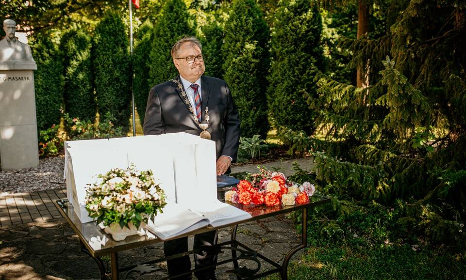 Ve čtvrtek 4. června se v parku před budovou 1. stupně Masarykovy základní školy uskutečnilo slavnostní vítání občánků. Počasí přálo, a starosta MČ Praha 21 Michal Hazdra tak mohl pod širým nebem přivítat mezi občany Újezda nad Lesy naše nejmladší obyvatele. Obřadu se zúčastnilo celkem 20 dětí – 10 holčiček a 10 chlapečků. Aby měl každý ve svůj významný den dostatek prostoru, proběhlo vítání ve dvou skupinách – první od 10.00 hodin a druhé od 11.00 hodin. Tyto krásné chvíle prožívali společně s dětmi jejich rodiče, sourozenci i další členové rodiny. O slavnostní atmosféru se postaraly děti z 1. mateřské školy Čentická, které si připravily pěvecké a recitační vystoupení. Jejich program potěšil všechny přítomné a dodal celé akci srdečný a milý ráz. Na památku obdržely rodiny drobné dárky, které jim budou tuto výjimečnou událost připomínat. Nechyběly ani chvíle radosti, úsměvů a dojetí, které k vítání nových občánků neodmyslitelně patří. Všem novým občánkům přejeme, aby vyrůstali ve zdraví, štěstí a lásce. Ať je jejich životní cesta naplněna radostí a spokojeností.