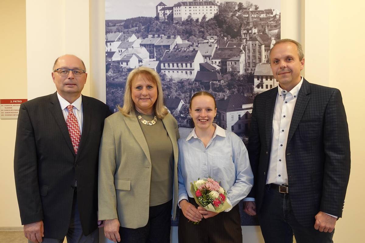 Ve středu 10. června přivítala starostka Jaroslava Martanová na radnici milou návštěvu – olympioničku Karolínu Hrůšovou, studentku Všeobecného a sportovního gymnázia Vimperk. Spolu s místostarostou Zdeňkem Kunclem a tajemníkem Janem Tůmou jí poděkovali za reprezentaci města. Zapsala se do pamětní knihy města a starostka jí předala dárky, především historickou fotografii Vimperka od ateliéru Seidel, která Karolínu velmi zaujala. Hovor se vedl o olympiádě a plánech do budoucna – Karolínu bude v září maturitovat, přijímačky na vysokou už má za sebou a očekává rozhodnutí. V červnu ji však čeká ještě jedna hvězdná role ve Vimperku – bude 23. 6. v 16:00 hodin slavnostně otevírat nový pumptrack. Všichni jsou srdečně zváni! "Když jsem byla pumptrack otestovat, překvapilo mě, jak je velký, že je tam i více tras. Je prostě super. Je to další nové místo, kde se mohou mladí setkávat a dělat sport. Dá se na tom jezdit na kolečkových bruslích, na kole, na skejtech, i na koloběžce. A ta trať je hodně dobře vymodelovaná, protože jak my jezdíme na těch longboardech, které mají velký rozvor kol, tak na některých vlnách někdy drhneme, ale tady ve Vimperku ne," uvedla Karolína.
