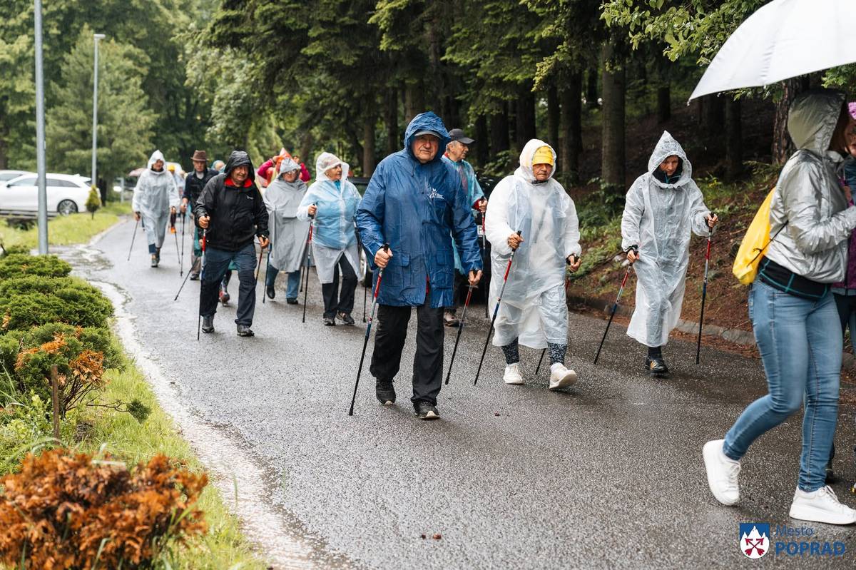 Včera sa uskutočnilo 4. kolo Olympiády seniorov, v ktorom si súťažiaci zmerali sily v disciplíne nordic walking. Napriek nepriaznivému počasiu sa podujatia zúčastnilo až 70 seniorov, ktorí svojím odhodlaním a dobrou náladou ukázali, že šport a aktívny životný štýl nepoznajú vekové hranice.  Podujatie svojou účasťou podporil aj minister cestovného ruchu a športu SR Rudolf Huliak, ktorý prišiel účastníkov povzbudiť a odovzdal im paličky, pokrývku na hlavu a plecniak s malým občerstvením.  „Aj keď nám počasie nevyšlo, na disciplínu nordic walking prišiel taký počet účastníkov, aký som ani ja nečakal. Chcel by som poďakovať najmä sociálnemu odboru, ktorý sa postaral o prichýlenie seniorov a pripravil im drobné občerstvenie,“ povedal Ján Surmík, predseda Denného centra seniorov Juh.  Ďakujeme všetkým seniorom za účasť a organizátorom za prípravu podujatí. Napriek daždivému počasiu panovala počas celého dňa výborná atmosféra a spoločný športový duch.