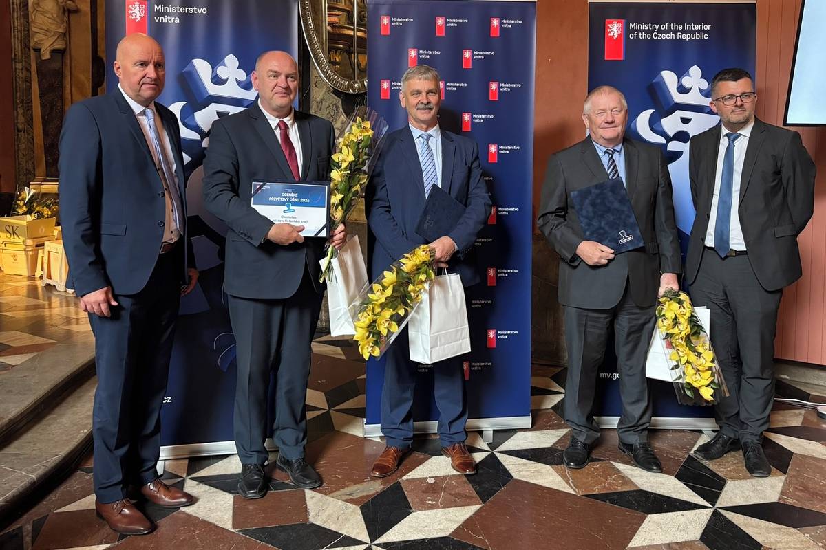 Město Litoměřice uspělo v soutěži Ministerstva vnitra ČR Přívětivý úřad. V letošním ročníku obsadilo mezi městskými úřady v rámci Ústeckého kraje druhé místo. První se umístil Chomutov, třetí skončil Most. Celorepublikově zvítězily Říčany.  Ocenění si včera v Zrcadlové kapli pražského Klementina převzal tajemník městského úřadu Pavel Richter. „V soutěži se hodnotí široké spektrum kritérií, která přímo ovlivňují komfort občanů při vyřizování jejich záležitostí. Jde například o rozsah úředních hodin, možnost vyřídit věci online, využívání elektronických formulářů nebo platby kartou. Důraz je kladen také na kvalitu komunikace s veřejností, zapojování občanů do rozhodování a celkovou úroveň digitalizace služeb,“ popsal Pavel Richter s tím, že ocenění je výsledkem práce všech zaměstnanců městského úřadu. Litoměřice v soutěži už v minulosti dosáhly na přední umístění. Vrcholu dosáhly v roce 2019, kdy zvítězily v celostátním srovnání. V roce 2022 obsadily v krajském hodnocení třetí místo. {gallery}02026/privetivy_urad{/gallery}