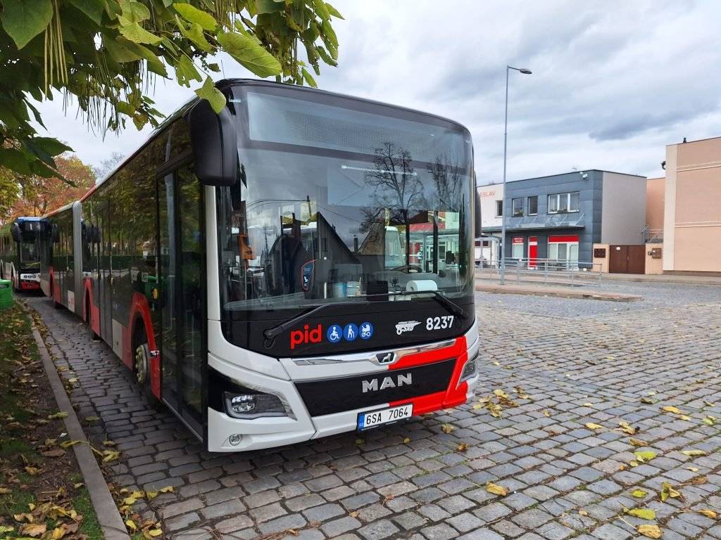 Bohužel zároveň od 1.7.2026 dojde k uzavření průjezdu Kostelce nad Labem. Vzhledem k tomu, že dojde ke zrušení školních spojů na této lince z důvodu prázdnin, žádáme dojíždějící z naší obce, aby se obratem vyjádřili k potřebě zachování konkrétních spojů linky 476 nebo nově 480. Bude prostor na individuální řešení, ale musíte se na nás obrátit včas - do úterý 17.6.2026.