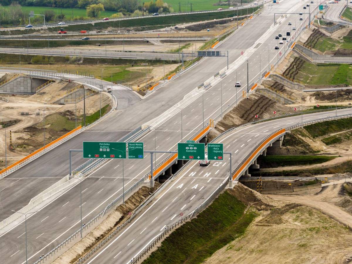 Najvýznamnejšia investícia do kvalitnejšej a plynulejšej cestnej dopravy v bratislavskom regióne má pred sebou posledné práce. Križovatka D1/D4 pri Bratislave finišuje a už túto stavebnú sezónu diaľničiari odovzdajú križovatku motoristom do plnohodnotného užívania.