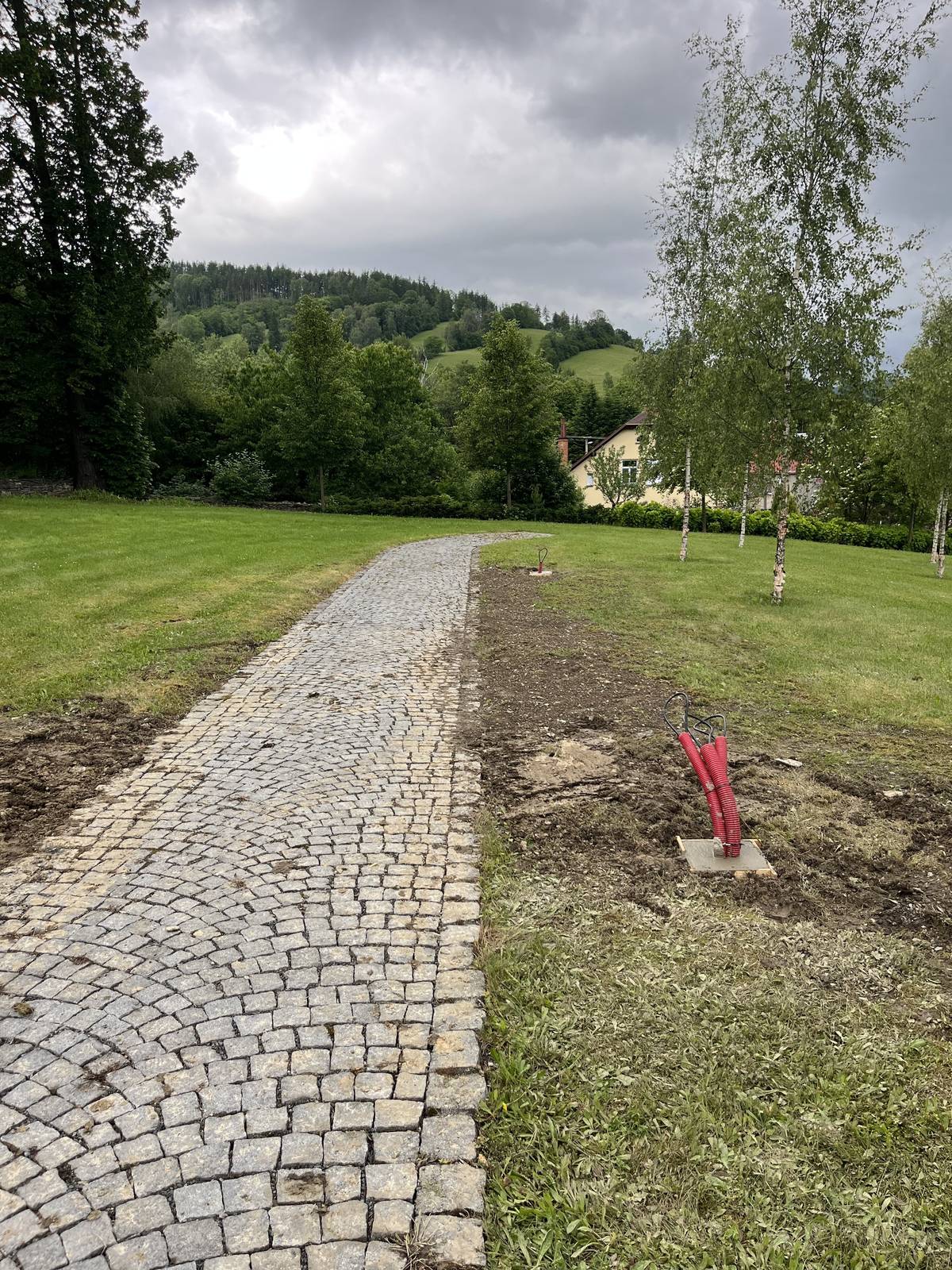 V tomto týdnu byly zahájeny v obci další investiční projekty. Prvním z nich je realizace veřejného osvětlení hřbitova, kterou realizuje firma Drumel Energy. Druhou stavební akcí je především pomoc našim občanům, kdy po povodních byla zahájena sanace sesunutých svahů. Jako první byly zahájeny práce ve Spálené u RD č.p. 199 a 260 a v Hejnově č.p. 76. Stavební práce realizuje firma RHT construction.  Obecní úřad bude řešit sanaci celkem 6 sesunutych svahů. Na 2 svahy získala obec 100% dotaci z programu ŽIVEL 1. Na zbývající 4 svahy bude obec žádat dotaci ze SFŽP, kde část nákladů bude financována z rozpočtu obce.  Během necelých 2 měsíců tak obec zahájila realizaci celkem 6 investičních projektů. O průběhu realizace všech projektů budeme informovat.