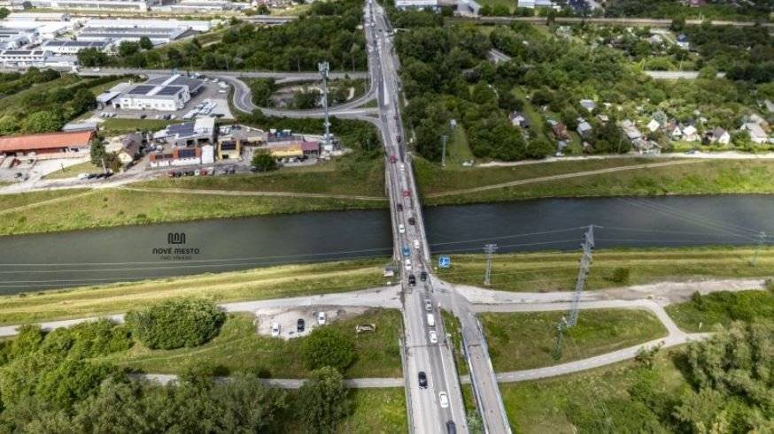 Upozornenie na dopravné obmedzenie na ceste II/515 a cestnom moste cez kanál Váhu Mesto Nové Mesto nad Váhom informuje verejnosť o aktuálnom priebehu stavebných prác realizovaných na ceste II/515 a cestnom moste cez derivačný kanál Váhu, ktoré sú zamerané na obnovu a skvalitnenie dopravnej infraštruktúry v tomto frekventovanom úseku. Stavebníkom je Správa ciest Trenčianskeho samosprávneho kraja. Mesto Nové Mesto nad Váhom v rámci informovania verejnosti priebežne poskytuje aktuálne informácie o postupe realizácie stavby a súvisiacich dopravných opatreniach. V súčasnosti bola na mostnom objekte a priľahlom úseku komunikácie odstránená vrchná vrstva vozovky. Obnova povrchu sa realizuje na úseku v dĺžke približne 100 metrov. V nadväznosti na vykonané prípravné práce sú podľa aktuálneho harmonogramu naplánované asfaltovacie práce na piatok 12. júna  sobotu 13. júna 2026, so začiatkom približne od 8.00 hod. Realizácia jednotlivých technologických postupov je však podmienená vhodnými poveternostnými podmienkami. Vzhľadom na technologickú náročnosť a rozsah stavebných prác bude počas pokládky asfaltových vrstiev doprava na predmetnom úseku výrazne obmedzená a spomalená. Premávka bude zachovaná v oboch smeroch, pričom bude vedená v zúžených jazdných pruhoch. Účastníci cestnej premávky by preto mali počítať so zníženou prejazdnou rýchlosťou a možnými krátkodobými zdržaniami. Žiadame vodičov, aby dôsledne rešpektovali dočasné dopravné značenie, venovali zvýšenú pozornosť situácii na komunikácii a riadili sa pokynmi osôb zabezpečujúcich organizáciu dopravy v mieste stavby. Prijaté dopravné opatrenia sú nevyhnutné na zabezpečenie bezpečného priebehu stavebných prác, ochranu všetkých účastníkov cestnej premávky.  Odporúčame občanom sledovať oficiálne informačné kanály Mesta Nové Mesto nad Váhom, prostredníctvom ktorých budú priebežne zverejňované aktuálne informácie o postupe prác a prípadných zmenách v organizácii dopravy. Zároveň odporúčame využívať aplikáciu Munipolis, ktorá umožňuje prijímať dôležité oznamy a upozornenia priamo do mobilného telefónu. Ďakujeme za pochopenie, trpezlivosť a rešpektovanie prijatých dopravných opatrení. Nové Mesto nad Váhom,  11.6.2026