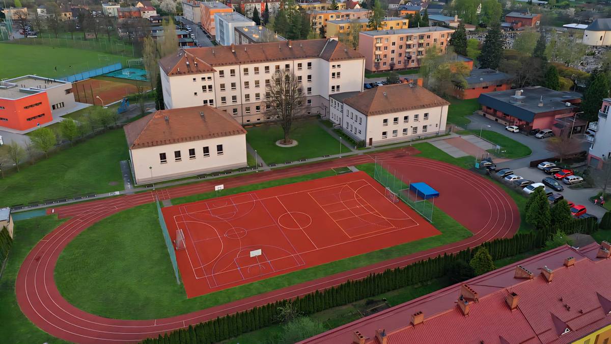 Záměr sloučení základních škol Via Montessori a dr. Miroslava Tyrše schválili hlučínští zastupitelé. Město zahájilo přípravu detailního návrhu pro vznik jedné školy se zachováním Montessori vzdělávání i splnění nových legislativních požadavků státu. Více zde: https://bit.ly/4vIPFe7     #hlucin #mestohlucin #viamontessori #tyrsovka #slouceni #pozadavkystatu