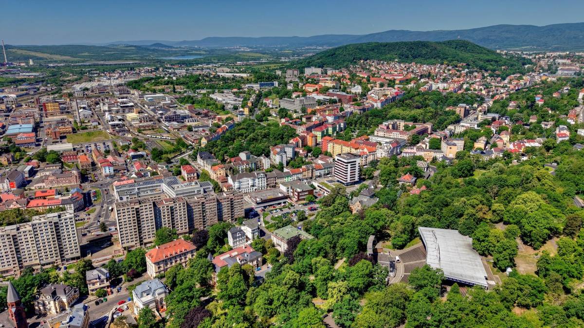 ⛪️ Kostel Nanebevzetí Panny Marie bude v neděli 14. 6. slavnostně nasvícen u příležitosti Světového dne dárců krve 🌼 Soutěž TOP květinové Ústí odstartovala, ukažte svůj rozkvetlý balkón, terasu či předzahrádku a vyhrajte některou z úžasných cen.  🎟️ Zvýhodněný balíček vstupenek TicketPack Vám umožní navštívit pět vybraných turistických cílů s více než 40% slevou a zároveň využít další zajímavé bonusy.  🏊♀️ Na odpočinek a relax můžete vyrazit do plaveckého a volnočasového areálu Koupaliště Brná nebo do Saunového světa v Plaveckém areálu Klíše. PÁTEK 12. 6. ✅ Činoherní studio pořádá workshop s názvem Překročit hlediště, který osvětluje základy divadelní praxe ✅ V rámci akce Léto na střekovské náplavce zahraje v KOLOcafé kapela ze severních Čech Taši delé  ✅ Veřejný sál Hraničář zve na film Backrooms a další z hudebních večerů s Hrot89  ✅ Kostel Nanebevzetí Panny Marie hostí Sborový koncert duchovní hudby v podání sboru Divadla města Ústí nad Labem ✅ O večerní zábavu se v Café Max postará DJane REDITH SOBOTA 13. 6.  ✅ Nepropásněte 10. ročník dálkového pochodu Českým středohořím  ✅ Do trolejbusové vozovny Všebořice zajděte na 11. dětský den otevřených dveří Dopravního podniku města Ústí nad Labem ✅ Kulturní středisko města Ústí nad Labem zve do letního kina na další lekci jógy s Markét  ✅ Knihovna Ústeckého kraje pořádá společný den u příležitosti Mezinárodního dne pletení ✅ Státní zámek Velké Březno pořádá netradiční prohlídky z cyklu Zámek v květech a Víkend otevřených zahrad  ✅ Bunkr Velké Březno zve na prohlídky vybaveného opevnění s průvodcem v dobové uniformě ✅ Zajděte na akci Deset let pro Střekov, kterou pořádá spolek Střekovské matky ✅ Veřejný sál Hraničář promítá tři filmy: Tajemství sýkorek, ChaO a dokument Billie Eilish: Hit Me Hard and Soft – The Tour  ✅ Divadlo města Ústí nad Labem uvede Závěrečný baletní koncert Baletního studia a jeho hostů ✅ Městský obvod Střekov zve na filmový večer na Střekovském nábřeží, promítají se filmy Bob a Bobek ve filmu: Na stopě Mrkvojeda a Vyšehrad Dvje NEDĚLE 14. 6.  ✅ Také v neděli probíhá na Státním zámku Velké Březno akce Zámek v květech ✅ Divadlo města Ústí nad Labem zve na Dopolední matiné u kávy a odpolední představení Sugar ✅ Sál Šichtovka hostí divadelní představení pro děti Kocour Modroočko v podání Mladé scény ✅ Činoherní studio zve na další Činoherácký batůžek a hru Pábitelé v rámci Letní štace ✅ Blades Ústí nad Labem vyzvou na městském stadionu pražské Mustangs ✅ Veřejný sál Hraničář promítá dva filmy: Malá Amélie a Den odhalení ✅ V Bistru Park zahraje Pavel Nepivoda