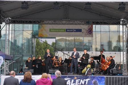 Prvý deň mestských osláv priniesol do centra mesta príjemnú atmosféru, hudbu a kultúrny program. Okrem open air koncertu talentovaných mladých umelcov sa večer niesol aj v znamení orchestrálnej hudby.