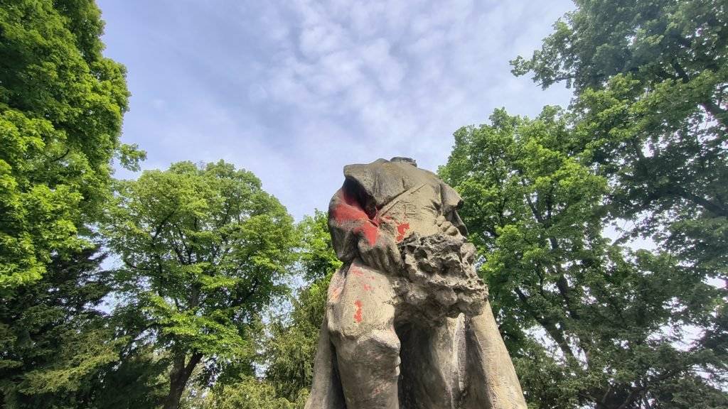 Na sociálních sítích se objevil komentář, který zpochybňuje postup rady ohledně darování sochy rudoarmějce Národnímu muzeu. Já zde shrnu fakta a vysvětlím, proč o darování sochy bude jednat i zastupitelstvo. O darování sochy rozhodla rada městské části. Měla k tomu dobré důvody a je to její zákonná kompetence. Stejně jako rozhodla o opravě sochy svatého Jana Nepomuckého nebo o darování vyřazeného automobilu rodině, která tuto pomoc potřebovala. O darování sochy rudoarmějce rozhodla rada na základě stejného zákonného mandátu. Proč sochu městská část neopraví? Náklady na opravu jsou poměrně vysoké, odhad je okolo půl milionu korun. Problém je, že městská část nedokáže zajistit, že opravenou sochu někdo opět nepoškodí. V roce 2025 se stala terčem vandalů hned dvakrát. Víme z jiných měst, že dochází i ke svržení soch rudoarmějců, při kterém se socha nenávratně zničí. Víme, že naše socha je kvalitní umělecké dílo, víme, že si s ní lidé spojují nejrůznější vzpomínky a emoce. Je to kus vinořské historie, který chceme zachovat. Hledali jsme proto cestu, jak se sochou naložit, tak aby nemohla být dále poškozována. Oslovili jsme velkou řadu institucí, muzea, galerie, úřady. Instituce, které nám odpověděly, jednak oceňovaly, že řešíme osud sochy touto cestou, jednak nám doporučovaly najít umístění, kde nebude socha dále poškozována. Ministestvo kultury doporučilo jednat s Národním muzeem, které jsme oslovili ještě před tímto doporučením. A Národní muzeum skutečně projevilo o sochu zájem a rádo by ji zařadilo do svých sbírek dělnického hnutí. Podle muzea má socha v perspektivě 15-20 let velký výstavní potenciál. Dohodli jsme spolu podmínky darování i převozu sochy, uzavřeli jsme s církví, na jejímž pozemku socha je, smlouvu o spolupráci, abychom mohli sochu odvézt. O stěhování sochy se postará odborná firma, která s Národním muzeem spolupracuje dlouhodobě, a na demontáž, stěhování a uložení sochy bude dohlížet restaurátor. Přesně tak, jak to podle Národního muzea má být. Věc politická Socha rudoarmějce se na zastupitelstvu 8. 6. stala z věci movité i věcí politickou. Zastupitelé z ODS chtěli zařadit sochu jako mimořádný bod. Tato změna programu nebyla zastupitelstvem přijata, a zastupitelé z ODS pak na oplátku nehlasovali pro schválení programu, a zastupitelstvo kvůli tomu skončilo. Ze sochy se stalo politikum. Další zastupitelstvo bude v úterý 16. 6. Přesvědčil jsem kolegy v radě, abychom na jednání zastupitelstva téma sochy zařadili, jako vstřícný krok k opozici, ale s tím, že v navrženém usnesení se jasně deklaruje, že kompetenci o darování sochy má rada a že o soše jedná nyní i zastupitelstvo, protože se z věci stalo téma politické. A pevně věřím, že všichni zastupitelé, kterým na osudu sochy opravdu záleží, budou hlasovat pro její záchranu a darování Národnímu muzeu. Co bude s parkem dál? V parku umístíme pamětní desku, která bude připomínat osud padlých ruských vojáků a osud sochy. Už jsme v tomto směru podnikly první konzultace s výtvarnicí. A nezůstane v parku pak prázdné místo? Jen chvíli. Probrali jsme věc s autorem revitalizace parku i s památkáři a připravíme opravu a přestěhování nedaleké kaple. Ta je na místě, kde neslouží svému účelu a velmi trpí zasolením. Oprava a přesun na místo, kde je nyní socha, kapli zachrání, a zacelí se tak i místo po soše rudoarmějce. Když to shrnu: o darování sochy rozhodla rada zcela v souladu s legislativou. Jako vstřícný krok k opozici se téma projedná na zastupitelstvu. Darování sochy Národnímu muzeu je jediná cesta, jak sochu zachovat pro další generace. A je to i cesta, jak zachránit chátrající kapli. Martin Mach, radní