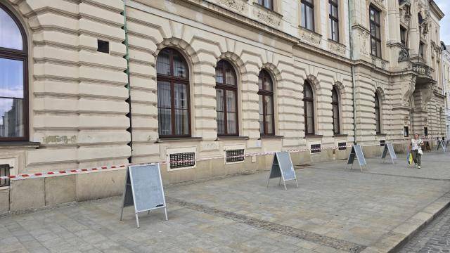 Historická budova Městského domu, která je více než sto let jedním z center společenského života ve městě, se připravuje na postupnou obnovu. Město má k dispozici výsledky rozsáhlého stavebně technického průzkumu, který si nechalo zpracovat v uplynulém roce.Odborný posudek vypracovala společnost PRINTES – ATELIER. Dokument podrobně popisuje technický stav objektu a potvrzuje, že budova bude v následujících letech potřebovat generální rekonstrukci.Na základě průzkumu už radnice přijímá první konkrétní kroky. Odborníci upozornili na zhoršený stav fasády, u níž dochází k drolení omítky a v některých místech hrozí její opadávání. Z bezpečnostních důvodů proto byla část objektu dočasně oplocena. Následně bude odborná firma odstraňovat nejpoškozenější části omítky tak, aby nedošlo k ohrožení kolemjdoucích.Městský dům patří k nejvýznamnějším architektonickým a kulturním stavbám Přerova. Budova vznikla v letech 1896 až 1897 jako takzvaný Záloženský dům, inspirovaný tehdejšími „národními domy“, které sloužily jako centra společenského života. V roce 1909 ji odkoupilo město a od té doby nese současný název.