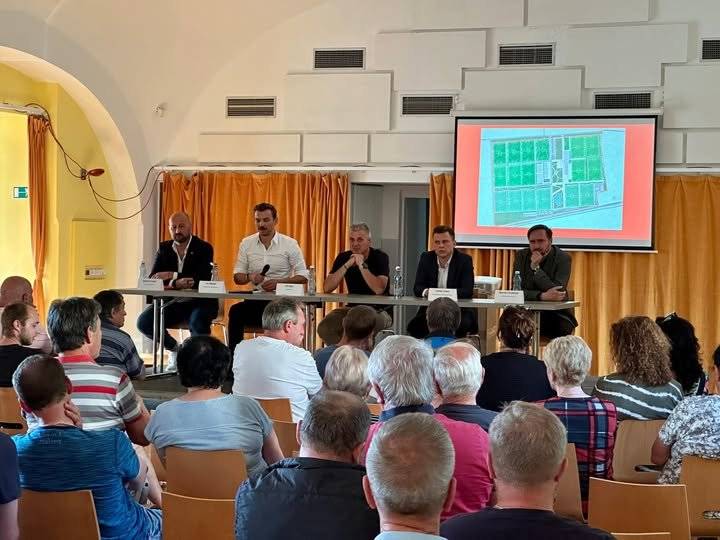 Vyjádření FC Zbrojovky Brno:   Děkujeme všem občanům Měnína za účast na veřejném setkání k představení záměru fotbalové akademie.   Vážíme si otevřené diskuze, dotazů i podnětů, které během večera zazněly. Transparentní komunikace je pro nás důležitá, a proto chceme i nadále vytvářet prostor pro dialog s místními obyvateli.   Dotazy a připomínky k projektu můžete zasílat na akademie@fczbrno.cz     Více informací o průběhu setkání, představeném projektu i následné diskuzi s občany najdete v článku na webu https://1url.cz/@setkanimeni