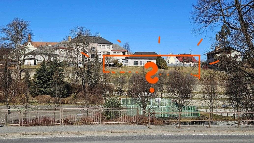 Poptávka po velkém sále ve Vimperku je pochopitelná, ale těžko řešitelná. Velkých akcí se však ve Vimperku může konat zhruba jen 30 až 50 ročně – a ty kulturní dům neuživí a město by ho muselo masivně dotovat. (Proto se také zastupitelé rozhodli v roce 2020 nekoupit Cihelnu, která je naddimenzovaná pro tak malé město.) Řešením by mohlo být spojit více funkcí do jedné. Aby i zbývající dny v roce měl velký sál své využití. Od roku 2025 město shromažďuje podklady pro záměr vybudovat multifunkční objekt v zahradě ZŠ TGM, který by sloužil jako sportovní hala pro školu s nevyhovující malou tělocvičnou. Ale zároveň by se dal po vnitřní přestavbě využít pro jednorázové velké akce. Byl by navíc dobře dostupný z parkoviště u městského parku. Pozemek je již zaměřený, probíhají jednání nejen se samotnou školou, ale i s kulturními a sportovními organizacemi, které by halu mohly využívat, hledají se příklady podobných staveb a sbírají se zkušenosti s jejich výstavbou i provozem. „Již delší dobu shromažďujeme podklady a nabíráme inspiraci odjinud. Jsme ale na začátku dlouhé cesty. Cílem je připravit pro příští zastupitelstvo podklady pro zadání architektonické soutěže. Pokud by ve volebním období 2026-2030 proběhla a začalo se projektovat, v následujícím volebním období 2030-2034 by se mohlo stavět. Kombinace sportovního a kulturního využití navíc otevírá širší možnosti, jak dosáhnout na dotace, aby budoucí finanční zátěž městského rozpočtu touto investicí byla co nejmenší,“ doplnil místostarosta Zdeněk Kuncl. Malé město jako Vimperk má své limity a musí uvažovat realisticky. Samostatný kulturní dům by byl velmi drahou investicí náročnou i z hlediska dalšího provozu, přičemž jeho využitelnost po celý rok by byla velmi problematická. Menší multifunkční hala s kvalitní akustikou a technikou může plnit roli příležitostného kulturního sálu a zároveň bude mít každodenní využití nejen pro školu, ale i místní sportovní kluby. Na podzim 2026 už bude pravděpodobně možné představit konkrétnější obrysy projektu nebo přinejmenším vizi či příklady odjinud, které by pro Vimperk mohly být vzorem. Každopádně Vimperk čeká dlouhá cesta. Aby projekty byly dobře připravené a kvalitní, potřebují svůj čas.