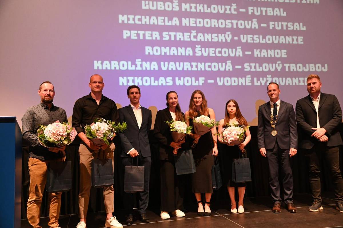 Na slávnostnom oceňovaní si z rúk primátora prevzali ocenenia aj úspešní dospelí a mládežnícki  športovci.