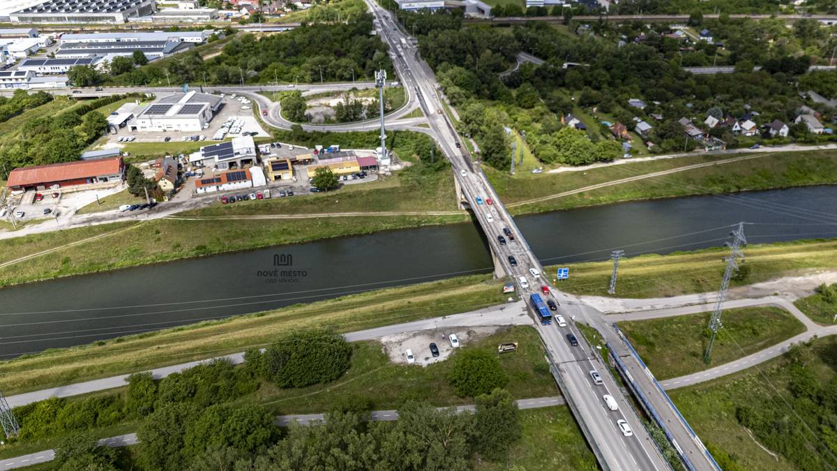 Mesto Nové Mesto nad Váhom informuje verejnosť o pokračovaní stavebných prác na ceste 515 a cestnom moste cez kanál Váhu. Stavebníkom je Správa ciest Trenčianskeho samosprávneho kraja. Na približne 100-metrovom úseku komunikácie bola odstránená vrchná vrstva vozovky. Pokiaľ to umožnia poveternostné podmienky, asfaltovacie práce budú realizované v piatok 12.6.2026  a sobotu 13.6.2026 od približne 8.00 hod. Počas realizácie prác bude doprava na danom úseku výrazne obmedzená a spomalená.  Vodiči by preto mali počítať s možnými zdržaniami. Žiadame všetkých účastníkov cestnej premávky o rešpektovanie dočasného dopravného značenia, zvýšenú opatrnosť a ohľaduplnosť. Aktuálne informácie o priebehu prác nájdete na oficiálnych informačných kanáloch mesta. Odporúčame tiež využívať aplikáciu Munipolis, prostredníctvom ktorej mesto zasiela dôležité oznamy priamo do mobilných telefónov. Upozornenie na dopravné obmedzenie na ceste II/515 a cestnom moste cez derivačný kanál Váhu | www.nove-mesto.sk
