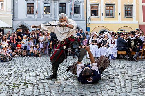 Od 19. do 21. června se Český Krumlov na tři dny přenese do doby renesance – své nejslavnější éry. Ulicemi bude znít dobová hudba, návštěvníci se mohou těšit na šermířské souboje, kejklíře, žongléry i desítky divadelních a tanečních vystoupení. Hlavním motivem letošních Slavností pětilisté růže budou oslavy narozenin Jana Zrinského.