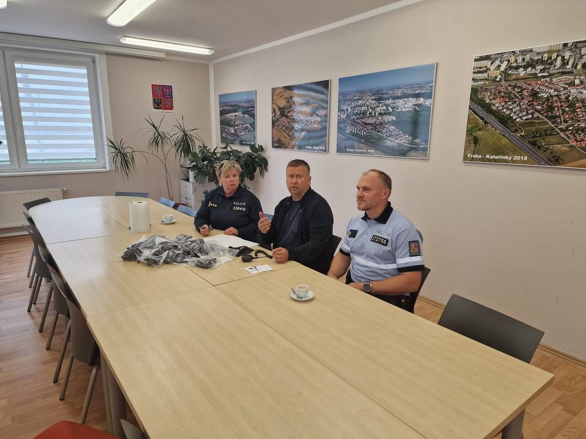 Dnes 12. června 2026 městská část předala Policii ČR, Obvodnímu ředitelství policie Praha IV, vybavení určené pro výkon služby policistů.  Konkrétně se jednalo o 17 kusů ručních ovladačů k vysílačkám PRO THP 900 – MR 47 v celkové hodnotě 67 530 Kč.   Bezpečnost našich obyvatel považujeme za jednu z hlavních priorit, a proto dlouhodobě spolupracujeme s Policií ČR i Městskou policií a podle možností podporujeme jejich činnost. Věříme, že nové vybavení přispěje k efektivnější komunikaci policistů v terénu a pomůže jim při každodenním výkonu služby.   Děkujeme Policii ČR za její práci a za spolupráci při zajišťování bezpečnosti v naší městské části i jejím okolí.