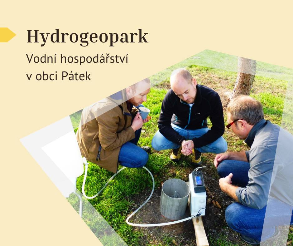 💧 Věděli jste, že se v Pátku nachází unikátní Hydrogeopark? Málokdo ví, že naše obec leží v oblasti s mimořádně zajímavými geologickými a hydrogeologickými podmínkami. Právě zde se nachází Hydrogeopark Pátek – místo, kde se propojuje věda, výzkum a ochrana životního prostředí. Hydrogeopark vznikl v lokalitě, která byla v minulosti zatížena ekologickou zátěží po průmyslové výrobě. Díky dlouhodobé sanaci a moderním technologiím se podařilo lokalitu vyčistit a dnes slouží jako demonstrační a vzdělávací centrum zaměřené na: 💧 ochranu podzemních vod 🔬 výzkum moderních sanačních technologií 🌱 ochranu životního prostředí ☔ hospodaření s dešťovou vodou Zajímavostí je, že severovýchodně od Pátku se v minulosti nacházel rybník Blato, který byl se svou rozlohou téměř 1 000 hektarů největším rybníkem v Čechách. A o něm zase někdy příště. Více informací o Hydrogeoparku i povodňovém plánu najdete na nových webových stránkách obce v sekci Vodní hospodářství. 🌐 www.hydrogeopark.cz