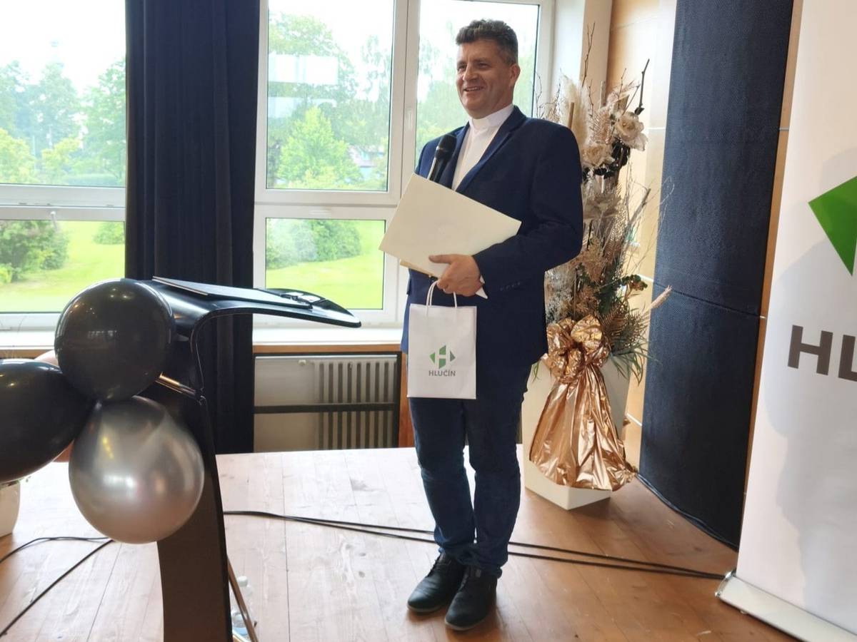 Město Hlučín dnes slavnostně poděkovalo těm, kteří svými úspěchy, prací nebo nezištnými činy reprezentují a obohacují náš region. Ocenění osobností města za rok 2025 spojilo hrdiny všedních dní, špičkové sportovce, lidi se srdcem na dlani i mimořádné mladé talenty. Prestižní ocenění Osobnost roku za rok 2025 získal místní duchovní správce P. ThLic. Petr Rak. Cenu, která je uznáním za jeho dlouhodobý přínos pro komunitu, duchovní vedení a neúnavnou práci pro lidi v našem městě, mu slavnostně předala starostka Petra Tesková. Petr Rak si srdce místních obyvatel získal nejen svým slovem, ale především svými činy. Jako duchovní dokáže propojovat generace, naslouchat lidem v těžkých životních situacích a aktivně se podílet na rozvoji společenského a kulturního života ve městě. Jeho nominace na Osobnost roku byla přirozeným vyústěním podpory ze strany veřejnosti i vedení radnice.  Nejhlubší uznání za lidskost a solidaritu patří bezpochyby dárcům krve. Za bezpříspěvkové dárcovství nejcennější tekutiny, která zachraňuje lidské životy, město Hlučín ocenilo Jana Kružberského, Ing. Aleše Hanslíka, Mgr. Radomíra Kuchaře, Radima Hanslíka a Martina Lessniaka. Hlučínský sport zažil velmi úspěšný rok. Je znát, že ve městě roste silná generace mladých talentů, kterou doplňují zkušení dospělí sportovci a obětaví trenéři. Oceněnými jednotlivci do 19 let za mimořádné sportovní výkony jsou Kryštof Šimeček (cyklistika), Kristián Černický (golf) a Natálie Ester Kašná (běh a atletika). V kategorii jednotlivci dospělí je oceněnou Mgr. Markéta Kašná (běh a atletika). Nejlepšími sportovními kolektivy jsou Mladší žáci Florbal Hlučín (kategorie do 19 let) a Florbal Hlučín – dospělí (kategorie dospělých). V kategorii Trenéři a osobnosti sportu je oceněným Filip Gavelek (florbal), za dlouhodobou práci s mládeží a rozvoj sportovního ducha ve městě. Ocenění neminulo ani ty, kteří formují kulturní, společenský a environmentální život v Hlučíně. V oblasti kultury a vzdělávání si ocenění převzaly Bc. Andrea Poštulková, MgA. Petra Bublíková a Ing. Jarmila Hrušková. V humanitní oblasti byl za svou neocenitelnou pomoc bližním a dlouhodobou podporu potřebných oceněn kolektiv Charity Hlučín. Cenu za přínos v oblasti životního prostředí a rozvoje města obdržel pan Josef Kubálek. Mimořádná pozornost byla věnována kategorii Mladé osobnosti města Hlučína. Ta sdružuje děti a mládež, které vynikají ve svých zájmech, skvěle reprezentují školy nebo pomáhají svému okolí. Oceněnými za rok 2025 jsou Sabina Hoferová, Ema Rušajová, Nela Golová, Hugo Barták, Rozálie Chalupová, Nela Brozdová, Julie Tutková, Valentina Puchalková, Petr Jančík, Hana Dziehlová, Tomáš Poštulka, Michaela Kundrátová, Nikola Krejčířová, Eliška Knapíková, Kristýna Volfová a Lukáš Holubek. Letošní oceňování dětských osobností mělo navíc jeden velmi originální prvek. Speciální poděkování města získala slečna Valerii Korbášové. Právě ona je totiž autorkou výtvarného návrhu pamětního listu, který byl pro všechny oceněné dětské osobnosti vytištěn a předán jako trvalá vzpomínka na tento slavnostní den. Všem oceněným gratulujeme a děkujeme za reprezentaci města Hlučína! #hlucin #mestohlucin #osobnosthlucina2025 #reprezentantihlucina2025 #oceneni2026 #darcikrve #mladeosobnostihlucina