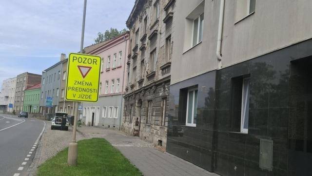 Autobusová zastávka v Kojetínské ulici - ve směru z autobusového nádraží do centra - je dočasně mimo provoz. Důvodem je zajištění bezpečnosti chodců a cestujících - z domu na adrese Kojetínská 15 opadává omítka. Městská policie Přerov na místě vyznačila prostor výstražnou páskou, čímž došlo k faktickému uzavření zastávky. Termín znovuotevření zatím není stanoven.