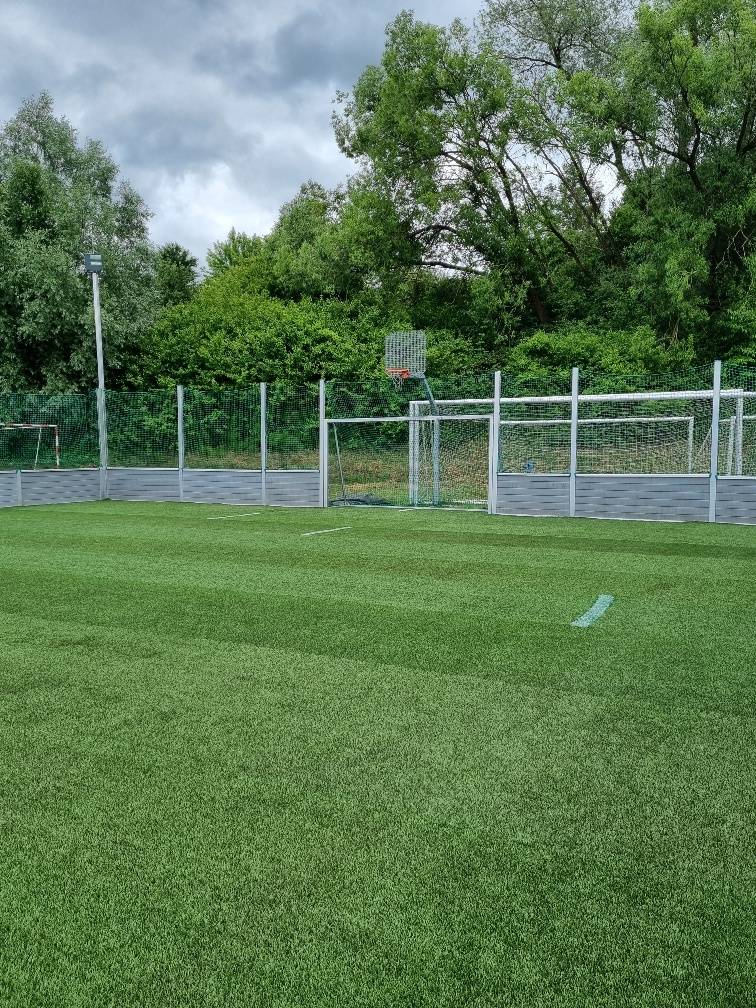 Po takmer 11 rokoch od slávnostného otvorenia multifunkčného ihriska v areáli FK Beluša sa táto hracia plocha dočkala nového povrchu. Pôvodný povrch bola upravený tak, aby sa na ňom dal hrať tenis, volejbal, basketbal, ale aj futbal a ihrisko slúžilo verejnosti i členom FK Beluša.