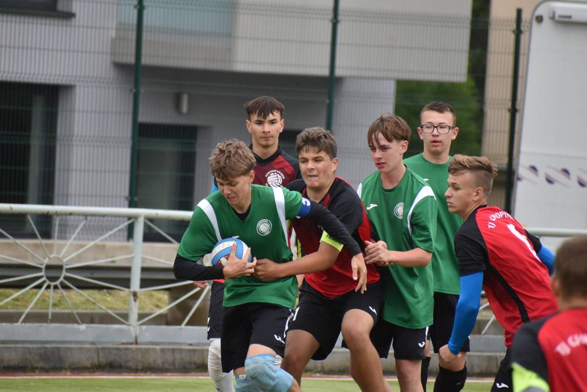 Slavnostním nástupem, českou hymnou, slibem sportovců a prvními zápasy začal dnes dopoledne na hřišti za sokolovnou finálový turnaj Poháru ČR v národní házené starších žáků. Jedním ze sedmi účastníků celostátního finále je i domácí TJ Žatec.