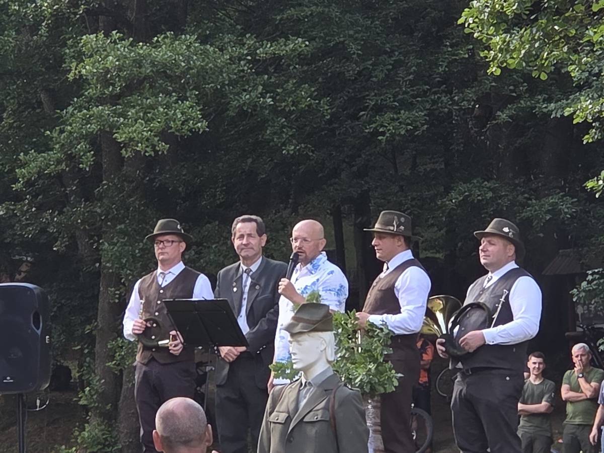 🌲...Jún - patrí v našom meste dvom, mimoriadne obľúbeným, podujatiam...   🍀V sobotu 6.6.2026 bola po osemnástykrát odslúžená poľovnícka svätá omša v lesnej kaplnke pri Studničke pod Košármi...   🌿Ďalšia významná udalosť v Ľuborčianskej doline - Deň s lesmi - priblíži návštevníkom rôzne druhy lesnej techniky, lukostreľbu, vozenie na koni, sokoliarske vystúpenie, včelárstvo a iné aktivity smerujúce k zvyšovaniu enviromentálneho povedomia...    🪵V sobotu 20.6.2026 sa pre Vás otvoria brány Zámočku Antonstál od 10:00 do 17:00 hod...