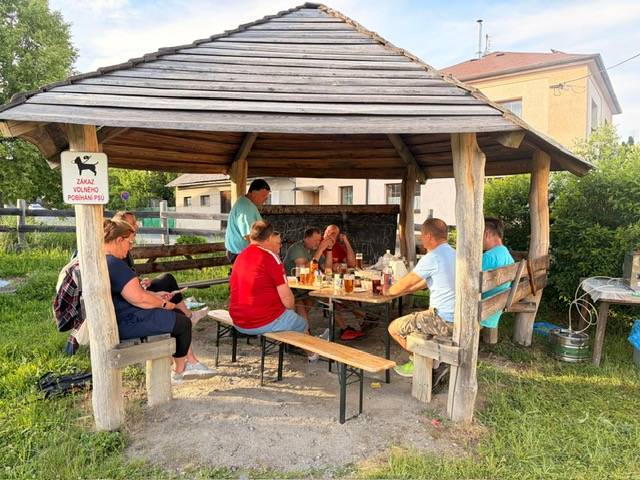 Ze starého grilu určeného k vyhození se díky šikovnosti našich hasičů stal symbol společné práce i dobré nálady. Jarní sběr železa tak nečekaně odstartoval akci, která přinesla nejen nové vybavení, ale i nové členy a příjemné setkání sousedů.