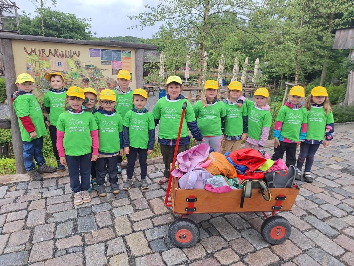 Děti batňovické mateřské školky se zúčastnily projektové soutěže, kterou vyhlásil zábavní park Mirakulum. V konkurenci desítek tříd z celé ČR se ta naše umístila ve své kategorii mezi třemi nejlepšími. 10. 6. 2026, za odměnu, si všichni užili celý den a oběd v zábavním parku. Gratulujeme.