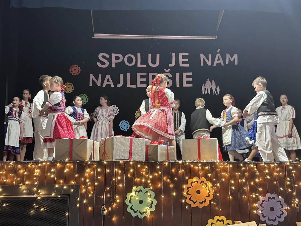 Vážené mamy, staré mamy, otcovia, starí otcovia, milé rodiny, milí hostia, srdečne Vás vítam na dnešnom podujatí „Spolu je nám najlepšie“, ktoré sme pripravili pri príležitosti Dňa matiek, Dňa otcov a Dňa rodiny.
