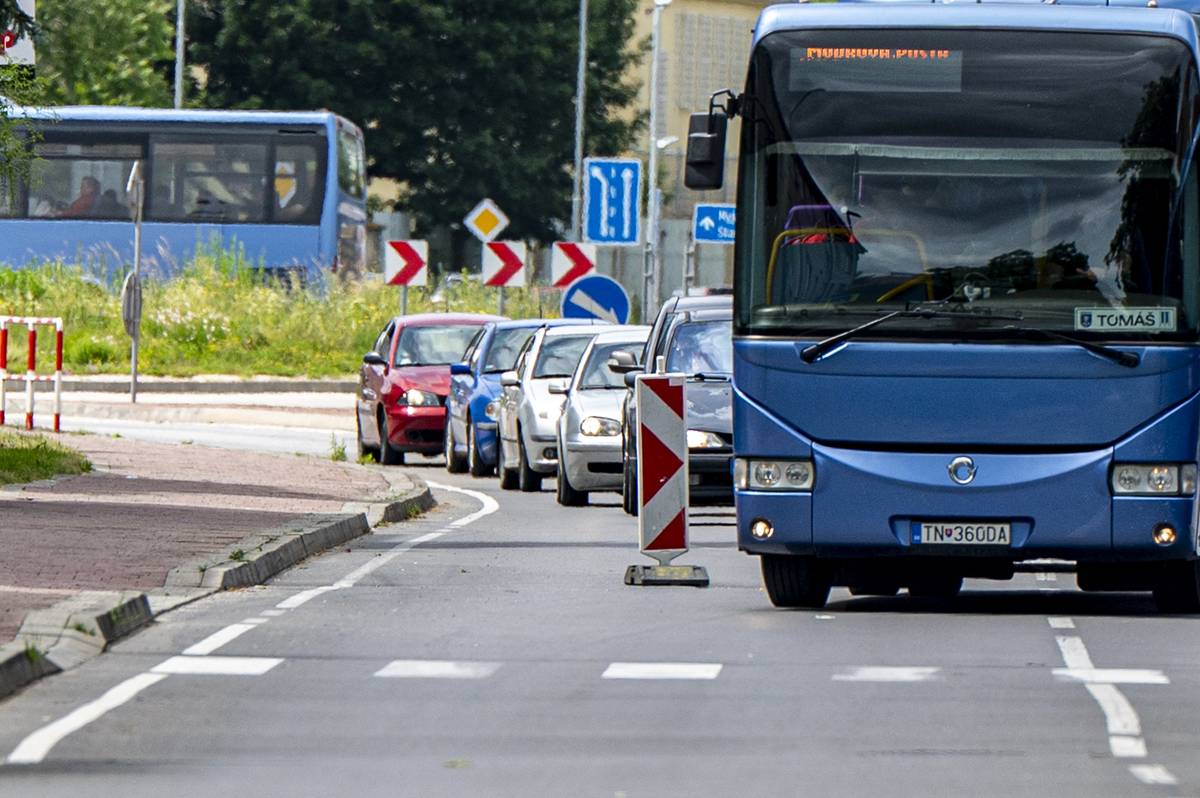 Mesto Nové Mesto nad Váhom upozorňuje vodičov i ostatných účastníkov cestnej premávky, že od pondelka 15. júna 2026 budú na ceste II/504 (ulica Klčové) prebiehať opravy kavern a poškodených častí vozovky na komunikácii v správe Trenčianskeho samosprávneho kraja.     Práce budú realizované na dvoch miestach:   v úseku pri priechode pre chodcov a základnej škole na ulici Klčové, v priestore autobusovej zastávky na ulici Klčové.     Žiadame vodičov o zvýšenú opatrnosť, rešpektovanie dočasného dopravného značenia a prispôsobenie jazdy aktuálnej dopravnej situácii. Osobitnú pozornosť venujte pohybu chodcov, najmä v blízkosti priechodu pre chodcov a školy.     Ďakujeme za trpezlivosť, ohľaduplnosť a rešpektovanie dopravných obmedzení počas realizácie opravných prác. Cieľom opravy je zvýšiť bezpečnosť a komfort všetkých účastníkov cestnej premávky.     Kaverna - je lokálne poškodenie asfaltového krytu, pri ktorom sa z povrchu vozovky uvoľňujú jednotlivé zrná kameniva a spojivo (asfalt), čím vznikajú menšie alebo väčšie preliačiny, jamky a vydrolené miesta. Ak sa neopravujú, postupne sa zväčšujú a môžu prerásť až do klasických výtlkov.   Ako vzniká? Najčastejšie: prenikaním vody do konštrukcie vozovky, striedaním mrazu a  odmäku, intenzívnou dopravou a zaťažením vozidiel, starnutím asfaltového povrchu, nedostatočnou súdržnosťou asfaltovej zmesi.