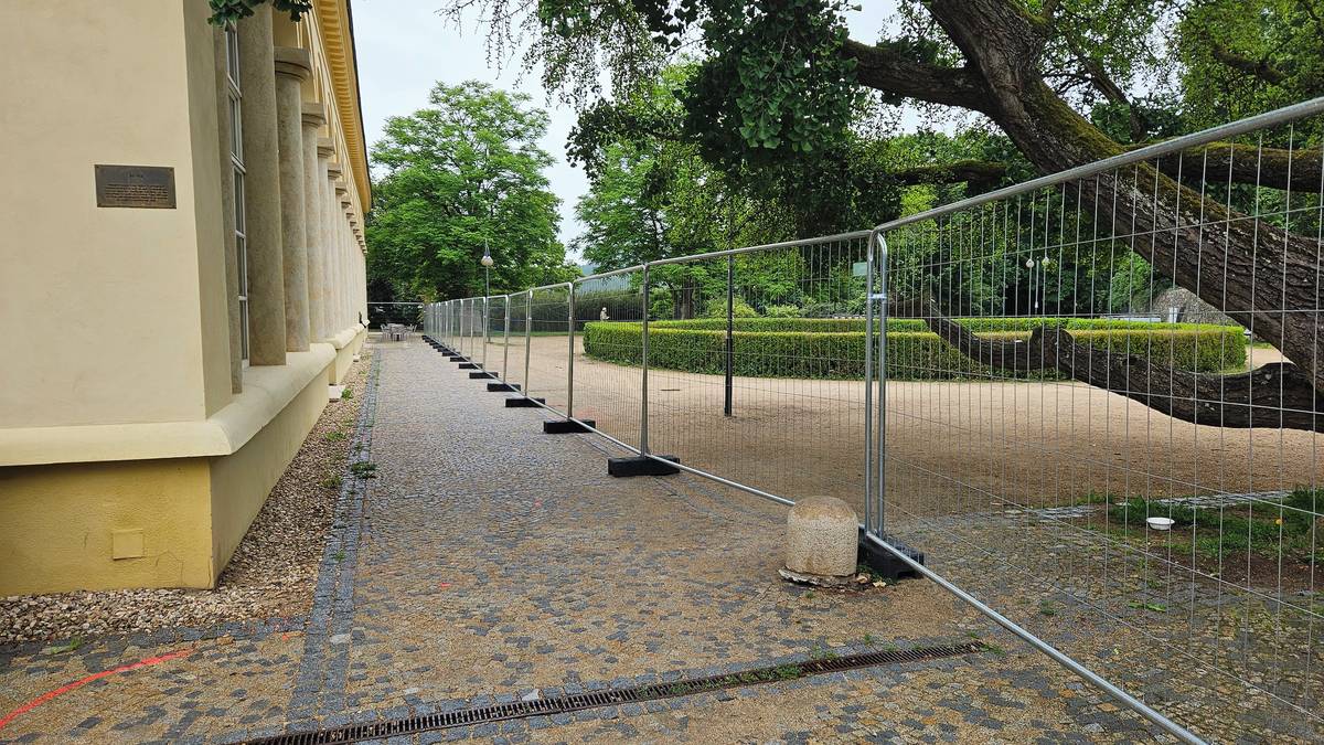 V minulých dnech došlo ke slavnostnímu zahájení akce a následně také k předání staveniště pro dlouho připravovanou komplexní obnovu parku u zámeckého skleníku v Boskovicích. Dnes, ve středu 10. června 2026, začínají stavební práce a areál parku bude pro veřejnost uzavřen.