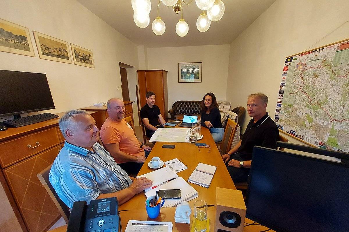 Vážení občané, dne 3. června 2026 proběhla koordinační schůzka zástupců města se společnostmi T-Mobile a CETIN. Cílem jednání bylo sladit postup města a všech hlavních telekomunikačních operátorů (T-Mobile, O2 a Vodafone) při budování optické infrastruktury a přípojek na území našeho města. V současné době probíhá oslovování majitelů rodinných i bytových domů s nabídkou možnosti připojení jejich nemovitostí k veřejné optické síti. Město tuto aktivitu podporuje, protože optické přípojky představují moderní řešení, které přinese rychlejší, stabilnější a kvalitnější přístup k internetovým službám. Budovaná síť je koncipována jako otevřená infrastruktura dostupná všem významným poskytovatelům telekomunikačních služeb. Každá domácnost si následně bude moci sama zvolit, s kterým poskytovatelem uzavře smlouvu o poskytování služeb. Při jednání byla věnována pozornost také zajištění pokrytí místních částí města. I tato oblast je součástí připravovaného řešení a je průběžně koordinována s jednotlivými partnery projektu. Děkujeme občanům za spolupráci a vstřícnost při přípravě tohoto významného kroku k modernizaci digitální infrastruktury našeho města.