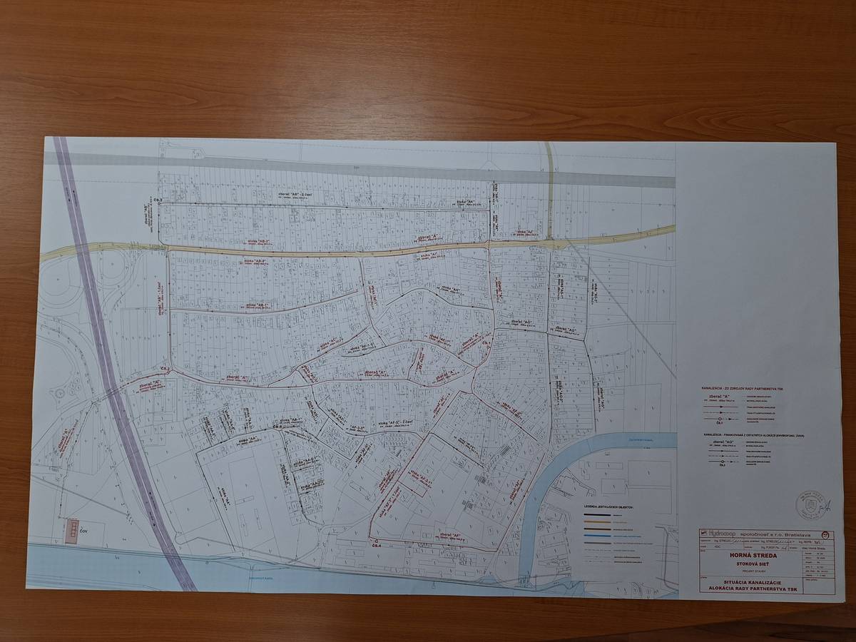 Obec vyhlásila verejné obstarávanie na realizáciu projektu výstavby vodovodu, kanalizácie a čistiarne odpadových vôd. Ide o ďalší významný krok v procese, ktorý nás po rokoch príprav, projektových prác a vybavovania potrebných povolení posúva k samotnej realizácii jednej z najdôležitejších investícií v histórii našej obce. Vyhlásením verejného obstarávania sa dostávame do záverečnej fázy prípravy projektu. Po úspešnom ukončení verejného obstarávania a pridelení finančných prostriedkov z dotácie bude možné pristúpiť k začatiu stavebných prác. Dnes tak môžeme povedať, že sme konečne reálne blízko k tomu, aby sa výstavba vodovodu a kanalizácie stala skutočnosťou. V priloženej situácii je vyznačená: 🔴 prvá etapa výstavby kanalizácie – červenou farbou, 🔵 prvá etapa výstavby vodovodu – modrou farbou. Ďakujeme všetkým, ktorí sa na príprave projektu podieľali, ako aj občanom za ich trpezlivosť a podporu. O ďalšom priebehu projektu vás budeme priebežne informovať. starostka