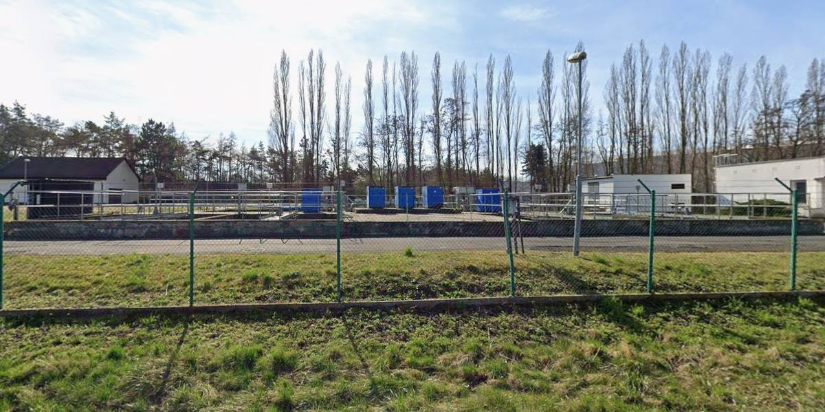 V pondělí 8. června od 16:30 proběhlo jednání Výboru pro infrastrukturu Zastupitelstva hl. m. Prahy. Pro Vinoř se zde projednával zásadní bod – informace o průběhu plnění koncepce pobočných čistíren odpadních vod ke květnu 2026, kterou představili zástupci Pražské vodohospodářské společnosti. Ještě před samotným jednáním výboru proběhla důležitá schůzka klíčových aktérů – radního pro dopravu, ředitele odboru investic a ředitele pražského závodu Ředitelství silnic a dálnic. Hlavním tématem byl podpis smlouvy, která je zásadní pro další postup projektu naší čistírny odpadních vod. Tato jednání ukazují, že na úrovni města i státu existuje snaha věci aktivně řešit a konečně dotáhnout cíle. Na stavbu vinořské čistírny odpadních vod je již vybrán zhotovitel. Stavět se mělo původně v roce 2025, později byl ale termín posunut na rok 2026. A aktuální stav je, že se stále ještě nekoplo a snažíme se to dennodenně změnit. Zásadní je totiž uzavření oné smlouvy mezi hlavním městem Prahou a Ředitelstvím silnic a dálnic, která je v hodnotě přibližně 80 milionů korun. Jde o vícepráce na stavbě čistírny, které jsou nezbytné pro to, aby plánovaný Pražský okruh (šestiproudá komunikace vedená na okraji Vinoře) mohl být v této části veden v tunelu, a nikoliv na mostě. To technicky možné je, jen musí někdo zajistit financování víceprací spojených s úpravou projektu modernizace čistírny odpadních vod. Právě proto byla pro mě coby starostu MČ účast na jednání výboru zásadní. Vinoř má jasný zájem: po více než 20 letech konečně zahájit rekonstrukci čistírny a zároveň zajistit, aby významná dopravní stavba zásadně nepoškodila kvalitu života našich obyvatel. Současný stav brzdí nejen tuto strategickou investici. Omezuje i další rozvoj Vinoře – například kavárnu v předzámčí, výstavbu nové tělocvičny, rekonstrukci objektů pro budoucí radnici, připojení nové kanalizace ve Ctěnicích a řadu dalších projektů, na které občané dlouhodobě čekají. Z tohoto důvodu jsme již měsíc předem navrhovali posunout jednání zastupitelstva městské části Praha-Vinoř o jeden týden tak, abych se mohl Výboru pro infrastrukturu zúčastnit a řešit další kroky s naší ČOV a okruhem, a současně abych se mohl účastnit zasedání našeho zastupitelstva. Ze strany opozice však zaznělo, že posun termínu zastupitelstva je pro ně nepřijatelný, protože je v rozporu s dříve přijatým usnesením zastupitelstva a jeden zastupitel má již zamluvenou dovolenou. Respektovali jsme tedy tento názor a zastupitelstvo svolali v původním termínu, byť s omezeným programem a vypuštěním bodů, které předkládá starosta a má k nim nejvíce informací. Součástí programu zastupitelstva byl i bod, jehož cílem bylo najít shodu na termínu dalšího zastupitelstva ještě před prázdninami. Návrh byl záměrně formulován otevřeně – konkrétní datum mělo vzejít až z konsenzuální dohody všech zastupitelů. Bohužel hned na začátku jednání byl tento bod ze strany opozice (ODS) napaden jako problematický z hlediska jednacího řádu, vytýkali nám, že v návrhu usnesení není zmíněno konkrétní konkrétní datum. Poté opozice předložila vlastní návrh k zařazení mimořádného bodu, který nebyl do programu schválen, protože k projednávané věci je kompetentní rada městské části. Následně opozice „na oplátku“ hlasovala proti samotnému programu zastupitelstva, čímž fakticky znemožnila jakoukoli společnou domluvu o termínu dalšího zastupitelstva. Je to situace, která nás mrzí. Namísto hledání kompromisního řešení a společného postupu se stále častěji setkáváme s přístupem, jehož cílem není posunout Vinoř kupředu, ale hlavně blokovat její chod. Deklarovaná „konstruktivní opozice“ tak v praxi dostává zcela jinou podobu. Obstrukce, které známe z c