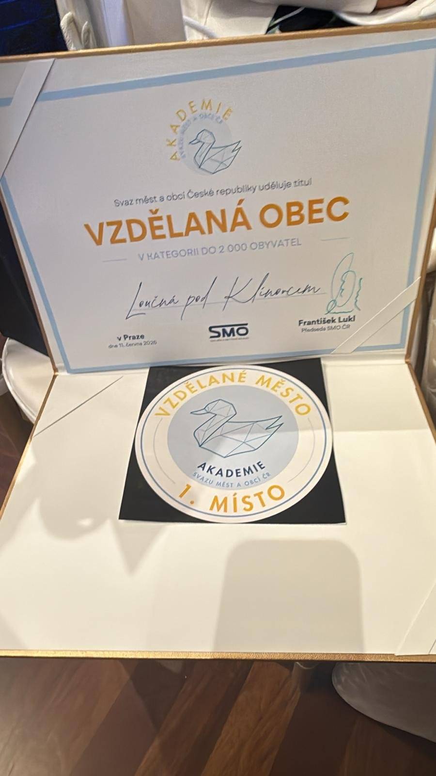 Máme velkou radost, že naše město získalo v rámci Akademie Svazu měst a obcí České republiky (SMO ČR) titul Vzdělaná obec v kategorii do 2 000 obyvatel a současně se umístilo na 1. místě. Ocenění bylo slavnostně předáno v Praze dne 11. června 2026.  Za tímto úspěchem stojí řada absolvovaných odborných školení, konferencí, webinářů a vzdělávacích akcí týkajících se veřejné správy, regionálního rozvoje, financování, legislativy a dalších oblastí důležitých pro kvalitní fungování obce. Akademie SMO ČR hodnotí zapojení obcí do vzdělávání a profesního rozvoje zastupitelů i zaměstnanců samospráv. Toto ocenění vnímáme jako potvrzení, že průběžné vzdělávání a snaha získávat nové zkušenosti mají smysl. Každá nová znalost nám pomáhá lépe reagovat na potřeby obyvatel a rozvíjet Loučnou pod Klínovcem jako moderní a dobře spravované horské město. Děkujeme Svazu měst a obcí ČR za ocenění a všem, kteří podporují další rozvoj našeho města. ❤️