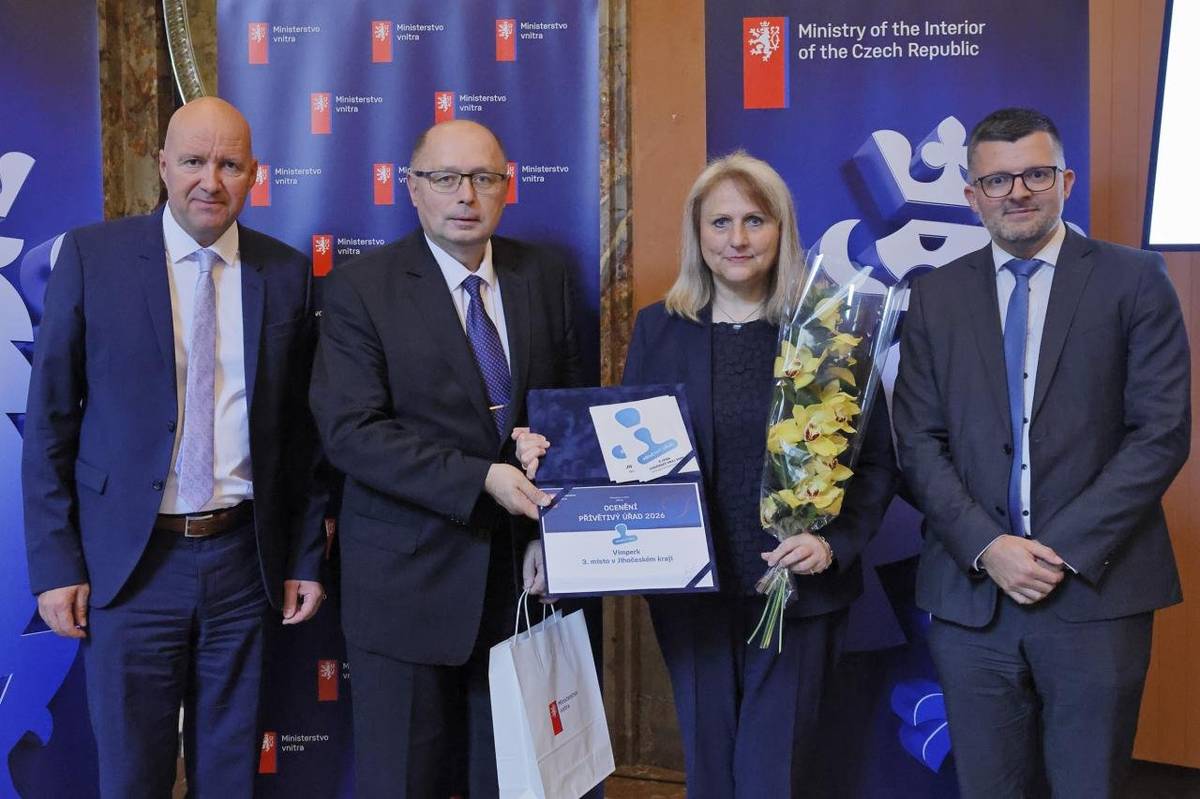 Městský úřad Vimperk obhájil své postavení mezi nejlepšími úřady v kraji. Opět se umístil na 3. místě v soutěži Přívětivý úřad. 1. místo v jižních Čechách obsadily Prachatice, 2. Tábor. Jako nejlepší úřad obce s rozšířenou působností v celé ČR byly vyhodnoceny Říčany. Kompletní výsledky najdete na webu Ministerstva vnitra ČR. A to včetně brožury, která shrnuje nejzajímavější příklady dobré praxe na různých úřadech. Nejvýraznějšího pokroku v neustálém zlepšování služeb pro občany dosáhl Vimperk aktuálně v procesu digitalizace. „Od 1. ledna 2026 jsme spustili vlastní Portál občana, kde si občané mohou vyřídit místní poplatky nebo nájemné v městských bytech. Dále jsme zdvojnásobili počet digitálních agend uvnitř úřadu,“ uvedl tajemník Městského úřadu Vimperk Jan Tůma. Vimperk se na předních příčkách hodnocení objevuje pravidelně, 2. místo v soutěži získal v roce 2022, 3. místo v letech 2021, 2024, a 2025. Poprvé se zúčastnil soutěže v roce 2021. Soutěž Přívětivý úřad hodnotí kvalitu a inovativnost veřejné správy na úrovni obcí s rozšířenou působností (ORP), tedy těch, které kromě vlastní samosprávy zajišťují i státní správu pro ostatní obce ve svém obvodu. V Jihočeském kraji jich je 17, v celé zemi 205.