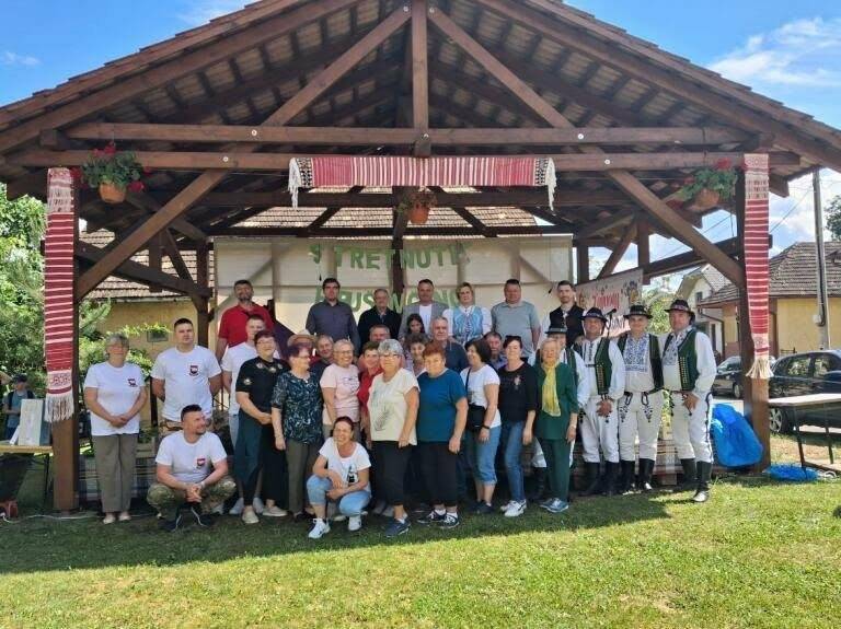 Hrušovčania sa opäť stretli. Spojila ich tradícia, priateľstvo a hrdosť na svoje obce ❤️🍐 Po dlhšom čase sa v sobotu 13. júna 2026 uskutočnilo výnimočné stretnutie Hrušovčanov, ktoré tentoraz hostila obec Spišský Hrušov pod vedením starostu Mareka Filipa. Na jednom mieste sa stretli zástupcovia štyroch „Hrušovov“ zo Slovenska – Hrušov z okresu Rožňava so starostom Gabrielom Partim, Vyšný Hrušov z okresu Humenné so starostom Martinom Dudiakom, Nižný Hrušov z okresu Vranov nad Topľou so starostom Jánom Fenčákom a domáci Spišský Hrušov. Pozvanie prijali aj zástupcovia partnerskej gminy z Poľska, čím podujatie získalo aj krásny medzinárodný rozmer. Celý deň sa niesol v duchu priateľstva, dobrej nálady a spoločných tradícií. Súťažilo sa v obľúbenom uličkovom behu, pripravovali sa chutné hrušovské špeciality a nechýbal ani bohatý kultúrny program. O výnimočnú atmosféru sa postarali regionálne folklórne skupiny zo Spišského Hrušova a svojím vystúpením ju umocnila aj Mužská spevácka skupina Hrušovčan, ktorá si vyslúžila veľký potlesk návštevníkov. Stretnutie opäť potvrdilo, že hoci naše obce delia desiatky kilometrov a dokonca aj štátne hranice, spája ich spoločné meno, bohaté tradície a predovšetkým ľudia s veľkým srdcom. ❤️ Takéto podujatia sú dôkazom, že vzájomné priateľstvá, úcta k tradíciám a spoločné zážitky majú mimoriadnu silu spájať generácie aj regióny. Ďakujeme obci Spišský Hrušov, starostovi Marekovi Filipovi a všetkým organizátorom za nezabudnuteľný deň plný radosti, tradícií a hrušovskej spolupatričnosti. Tešíme sa na ďalšie stretnutie Hrušovčanov! 🍐🤝🇸🇰