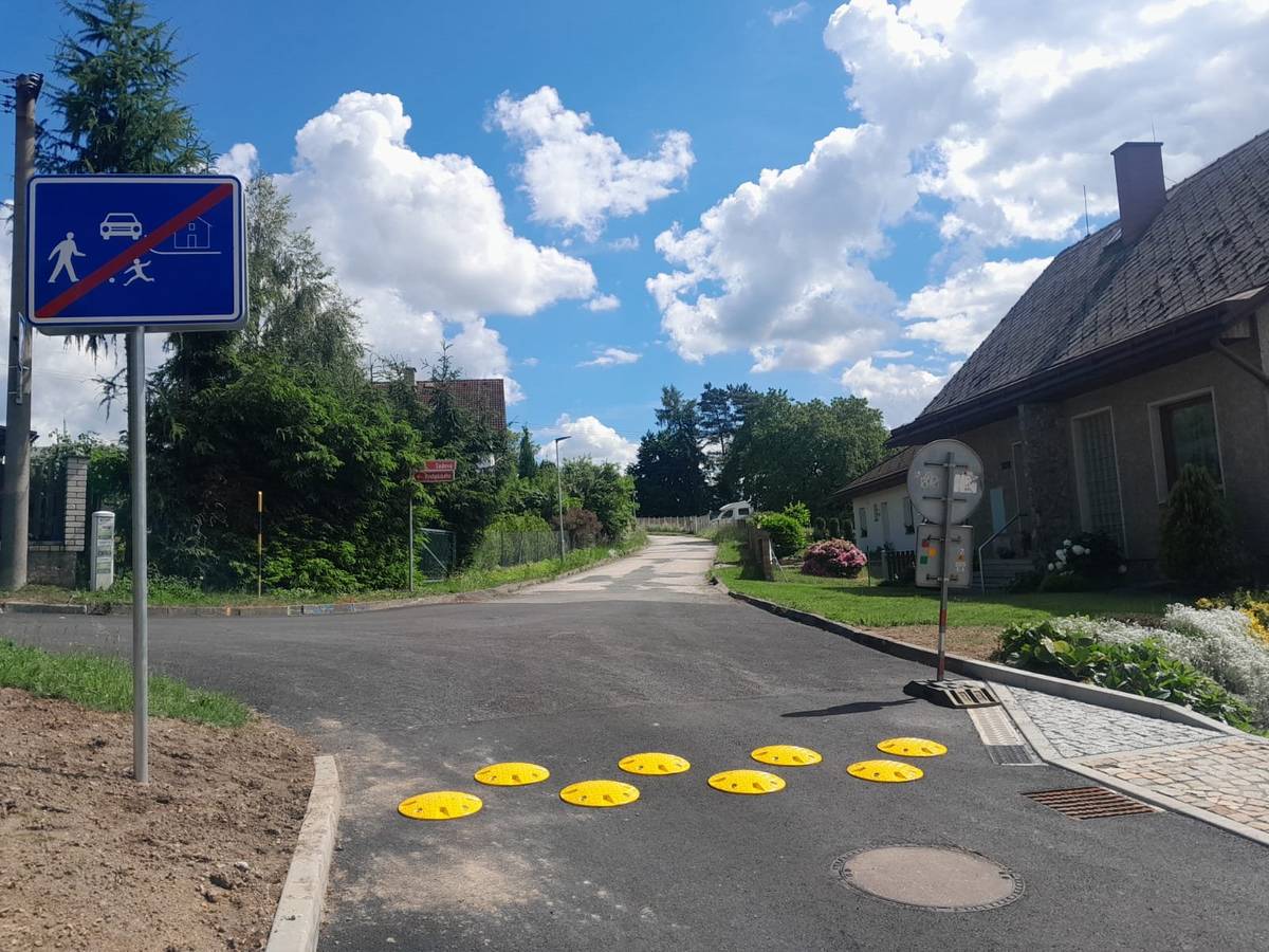 Počátkem června 2026 byly dokončeny hlavní stavební práce v druhé části ulice Sadová. Nové pojezdové a pochozí plochy již občané využívají. Byla provedena pokládka asfaltobetonových vrstev vozovky a pokládka okolních pojezdových a pochozích ploch (ze žulové a certifikované pískovcové dlažby). Barevné provedení označuje vjezdy k nemovitostem. V lokalitě byly instalovány také malé kruhové polštářové retardéry, které jsou na těchto pozicích umístěny jen dočasně z důvodu splnění dopravně bezpečnostních předpisů, v souvislosti s dopravním značením „Obytná zóna“ v návaznosti na původní nevyhovující dopravní značení obytné zóny ul. Rychetská a Spojovací, ve které se nacházejí staré chodníky. Po kontrole bylo zjištěno, že rozmístění malých kruhových polštářů odpovídá technickým podmínkám TP 85. Ještě bude probíhat odstranění drobných stavebních nedodělků, jako jsou např. asfaltové zálivky, zabroušení ostrých hran obrub na některých místech, práce na veřejném osvětlení. Poté bude provedena kolaudace a předání dokončené stavby. Na podzim roku 2026 provede zhotovitel ještě dosypání dlažby jemným štěrkem.  Bc. Stanislav Řezníček, DiS. starosta města