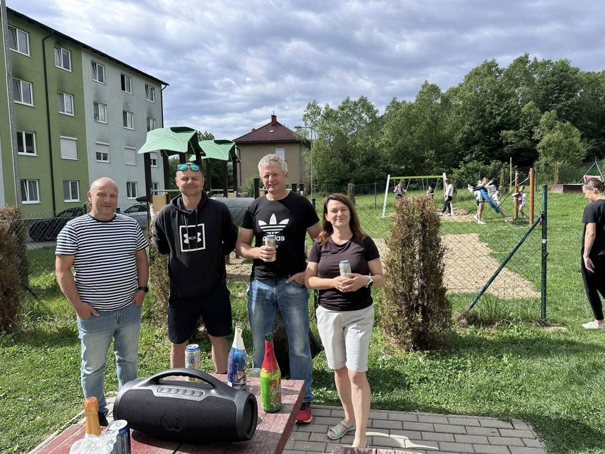 V sobotu 30. mája v dopoludňajších hodinách sme spolu s poslancami Obecného zastupiteľstva odovzdali deťom zrevitalizovaný areál detského ihriska s obnovenými a novými hracími prvkami. Naším zámerom bolo, aby si ihrisko symbolicky otvorili práve deti, ktorým bude slúžiť každý deň.