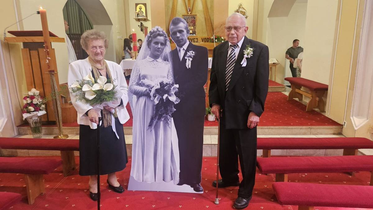 Koncom mája sme v Trenčianskych Tepliciach mali tú česť byť svedkom jedinečnej udalosti, ktorá naplnila srdcia radosťou a úctou. Manželia Štefan a Anastázia Suchí oslávili výnimočné - 70. výročie svojho sobáša – životný medzník, ktorý svedčí o ich vzájomnej láske, trpezlivosti a úcte počas celej dlhoročnej spoločnej cesty. Za tie roky prežili spolu mnoho radostných chvíľ i prekážok, no vždy stáli pri sebe s úctou a oddanosťou. Vychovali tri úžasné deti, ktoré dnes tvoria pevný základ ich rozrastajúcej sa rodiny plnej lásky a porozumenia. Ich životný príbeh je krásnym príkladom vernosti a súdržnosti, ktorý inšpiruje nielen ich blízkych, ale aj celú našu komunitu. Počas ďakovnej svätej omše v rímskokatolíckom kostole si jubilujúci manželia znovu obnovili svoje manželské sľuby. Pred oltárom nášho Pána Ježiša Krista si pripomenuli prísahu, ktorú si pred sedemdesiatimi rokmi dali a ktorú sa po celý čas snažili svedomito dodržiavať. Tieto chvíle hlbokej ľudskej úcty a pokory boli pre všetkých prítomných silným duchovným zážitkom. Jubilujúcim manželom  Anastázii a Štefanovi prišli blahoželať ich deti, vnúčatá a pravnúčatá, ktoré symbolizujú pokračovanie ich rodinného dedičstva. Celá rodina, spoločne s občanmi mesta, zdieľala radosť z tohto krásneho medzníka. Primátorka mesta osobne manželom blahoželala a poďakovala im za príklad, ktorý svojím životom a vzťahom dávajú celej komunite. Na pamiatku tejto významnej udalosti sa dvojica podpísala do Pamätnej knihy mesta, kde ich životný príbeh zostane zachovaný pre budúce generácie. Naše mesto je hrdé, že môže oslavovať takéto vzácne chvíle, ktoré pripomínajú hodnoty rodiny, vernosti a lásky, ktoré sú základom každej silnej spoločnosti. Vážení spoluobčania, ak vo svojom živote prežívate významnú udalosť,  jubileum, životné výročie, výročie svadby alebo iný výnimočný okamih, neváhajte nás kontaktovať. Radi sa s vami podelíme o tieto krásne chvíle a prostredníctvom našich komunikačných kanálov ich predstavíme aj ostatným obyvateľom. Naším cieľom je spájať komunitu, pripomínať si významné životné míľniky a spoločne sa tešiť z úspechov, radostí a výnimočných momentov našich spoluobčanov. (foto: Mesto Trenčianske Teplice a Farnosť Trenčianske Teplice)