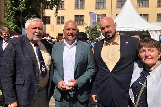 Do německé Fuldy proudí v těchto dnech statisíce návštěvníků a nechybí u toho ani Litoměřice. Fulda, partnerské město Litoměřic, se na deset dní proměnila v centrum dění díky 63. ročníku Dnů Hesenska. Festival, který se každoročně stěhuje po městech spolkové země Hesensko, letos nabízí na 1 200 akcí pro všechny generace a zájem je obrovský. Slavnostního zahájení festivalu se na pozvání primátora Heika Wingenfelda zúčastnili o uplynulém víkendu také starosta Litoměřic Radek Löwy a místostarosta Jiří Adámek. V sobotu se zároveň setkali se členy spolku Kruh přátel Fulda–Litoměřice, který sdružuje rodáky z Litoměřic a okolí žijící ve Fuldě i další obyvatele Německa spojené vazbami k Čechám. Spolek dlouhodobě podporuje česko-německé vztahy na osobní, kulturní i komunální úrovni. Jednání i neformální setkání probíhala ve velmi přátelské atmosféře a potvrdila dobré vztahy mezi oběma městy. Během prvních tří dnů festivalu navštívilo Fuldu přibližně 380 tisíc lidí. Starosta Radek Löwy při této příležitosti pozval zástupce Fuldy do Litoměřic na jubilejní 50. ročník výstavy Zahrada Čech, který se uskuteční v září. Litoměřice byly zároveň vidět i v Míšni, kde se již počtvrté zapojily do Literaturfestu, největšího literárního festivalu v Německu. V neděli 14. června se ve dvoře tamní radnice setkali zástupci partnerských měst a představovali návštěvníkům své regiony. „Protože akce byla určena především dětem a jejich doprovodu, přivezli jsme pexesa, pohlednice, knižní záložky, bonbony i čokolády s motivy Litoměřic. Velký úspěch měla i takzvaná plackovačka, díky ní si děti mohly vyrobit vlastní placku,“ uvedla Kateřina Vomáčková, předsedkyně spolku Lito-Partner a učitelka litoměřického gymnázia, která se spolu se svou kolegyní Veronikou Zachovou dětem po celou dobu věnovala. „Poděkování za spolupráci patří také Vladimíru Pechovi ze Základní školy Na Valech a Knihovně Karla Hynka Máchy,“ doplnila Kateřina Vomáčková. Zástupci spolku Lito-Partner se během setkání zároveň domluvili se členy míšeňského spolku pro partnerská města na několika společných akcích, které se uskuteční letos na podzim. Zdroj snímků: Hana Mildová, Kateřina Vomáčková {gallery}02026/fulda_misen{/gallery}