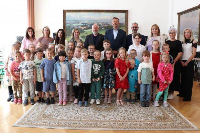 Přerovští školáci a předškoláci letos překonali loňský výsledek ve sběru papíru o více než pět tun. Nejlepší školy, třídní kolektivy i jednotlivci převzali ocenění z rukou primátora Petra Vrány a ředitele Technických služeb města Přerova Tomáše Lolka.                               Číst dál...