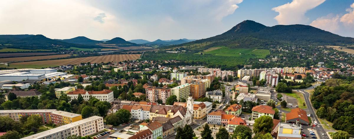 Město Lovosice připravuje pocitovou mapu, která ukáže, jak lidé vnímají jednotlivá místa ve městě. Kde se cítíte dobře? Která místa by si podle vás zasloužila zlepšení? Kde chybí zeleň, stín, bezpečnější pohyb nebo příjemnější veřejný prostor? Pocitová mapa vzniká v rámci Akčního plánu pro udržitelnou energii a klima města Lovosice. Výsledky poslouží jako podklad pro další opatření tam, kde je občané vnímají jako potřebná. Dotazník je možné vyplnit do konce června 2026. Vyplnit ho můžete zde: https://www.pocitovemapy.cz/lovosice-2026/ Každý vyplněný dotazník pomůže městu lépe porozumět tomu, jak se vám v Lovosicích žije. Děkujeme