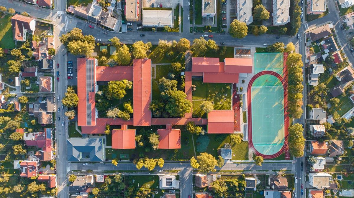 Žiaci aj zamestnanci základnej školy na Ulici Maxima Gorkého sa momentálne nachádzajú vonku v areáli ZŠ – nie je dôvod na obavy, ide o požiarne cvičenie.